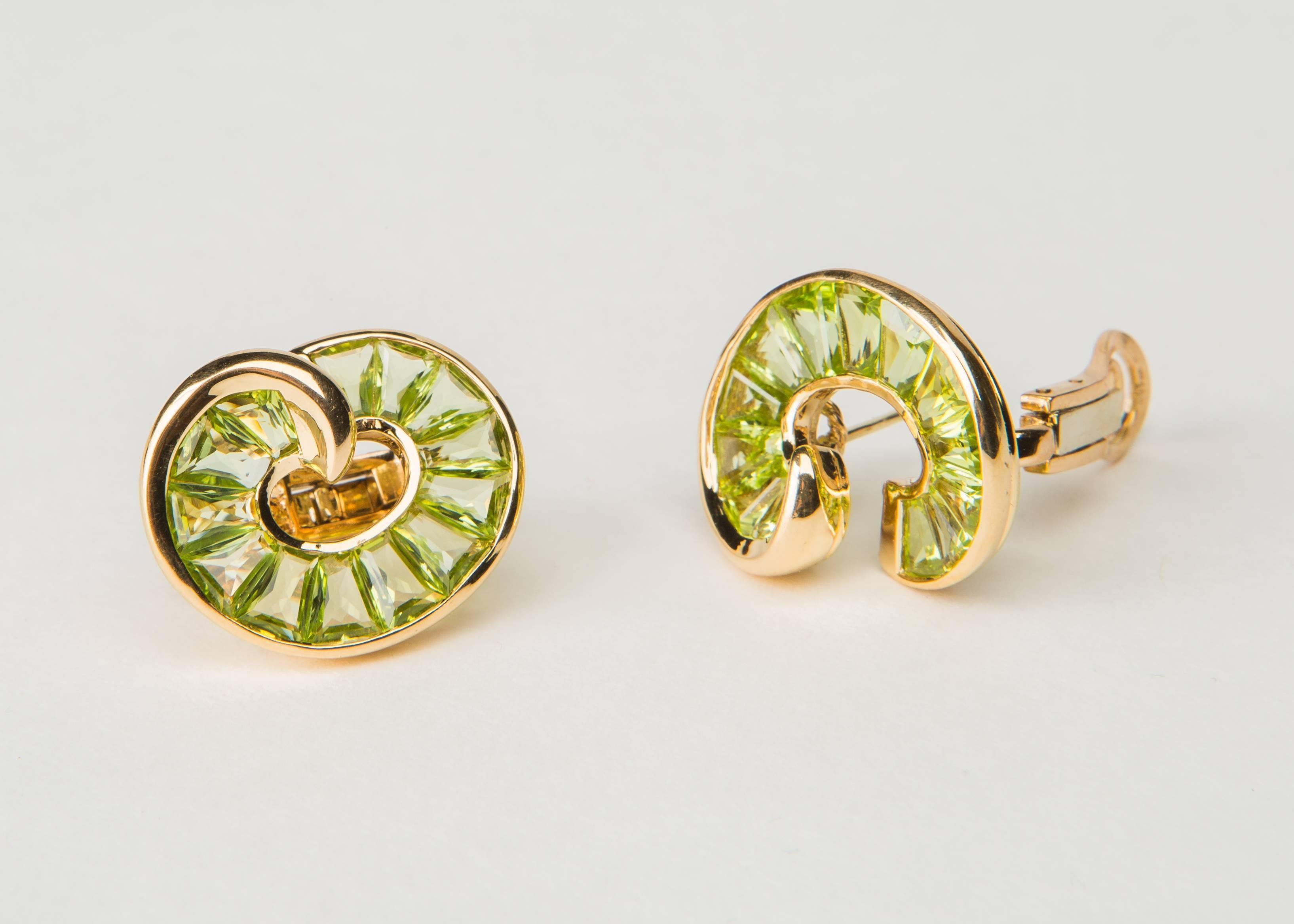 I love everything Verdura !!! This flattering to wear crescent shape earring is set with beautiful peridots. A simple and easy to wear earring. 1 inch in size.
