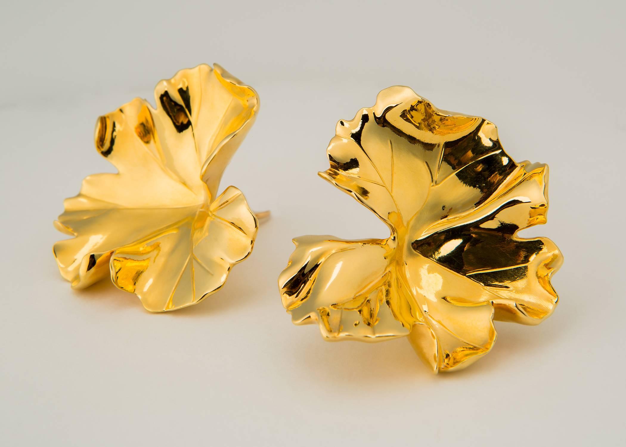 The only living jewelry designer to be honored at the Metropolitan Museum of Art. JAR ( Joel Arthur Rosenthal ) creates wearable sculpture using the simple shape of a geranium leaf. Rare and Collectable. Never worn in mint condition with original