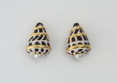 Trianon Pearl Shell Gold Earrings
