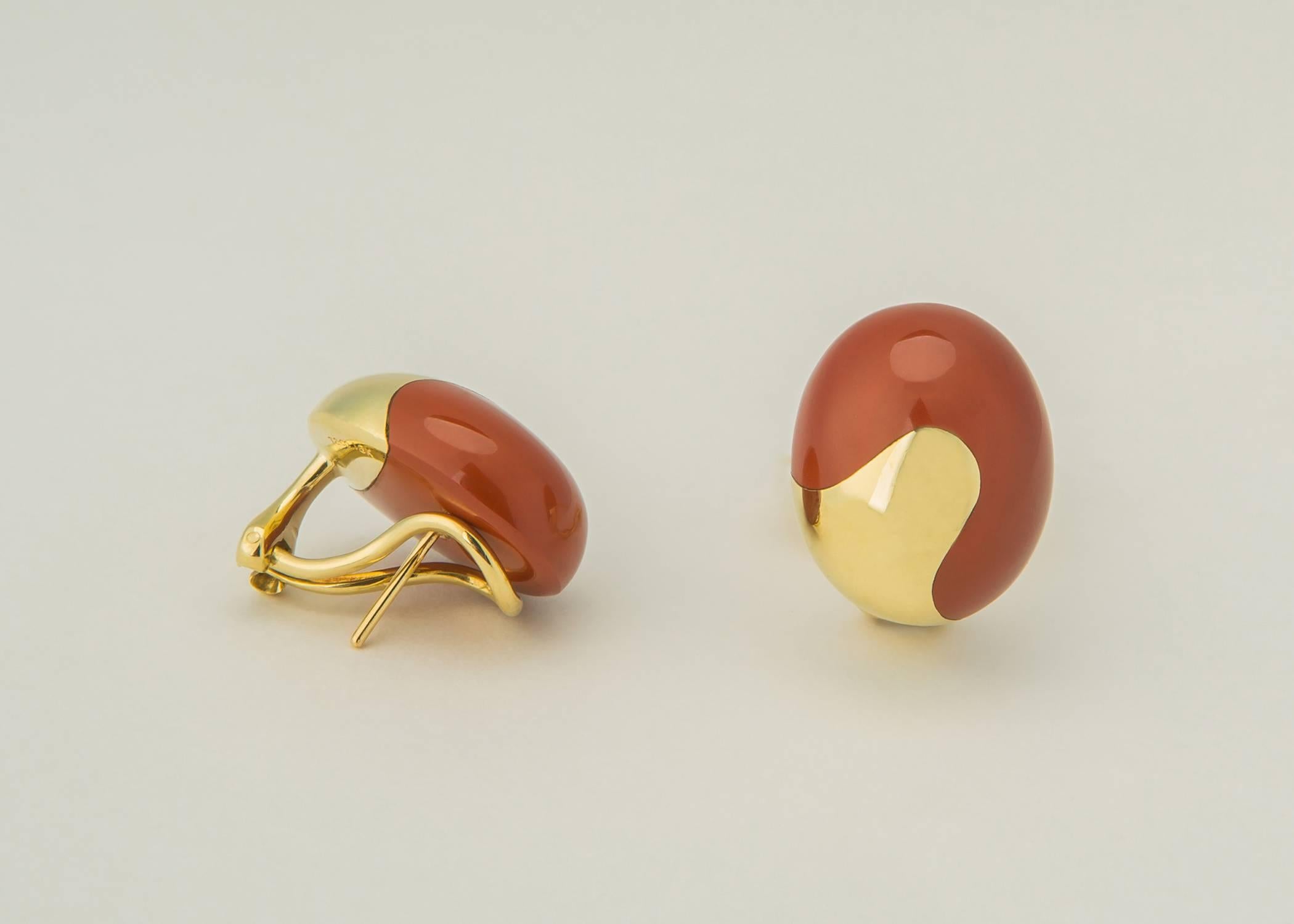 A classic recognizable Tiffany design. Carnelian is a flattering easy to wear neutral color. Simply chic !!! 7/8's of an inch in size