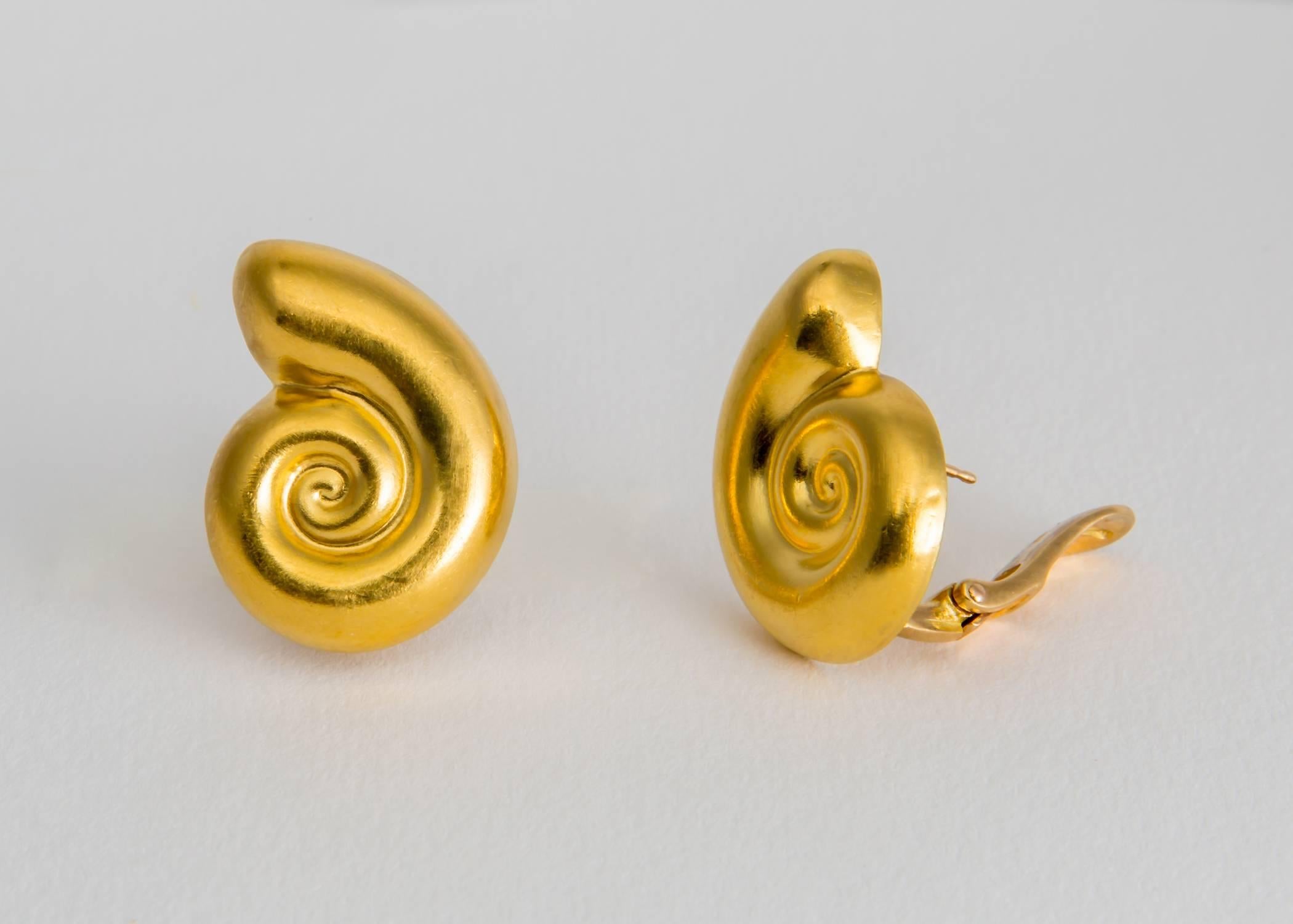 Ilias Lalaounis uses the simple lines of a nautilus shell to create this elegant earring. one inch in length. Beautifully finished 18k gold. 