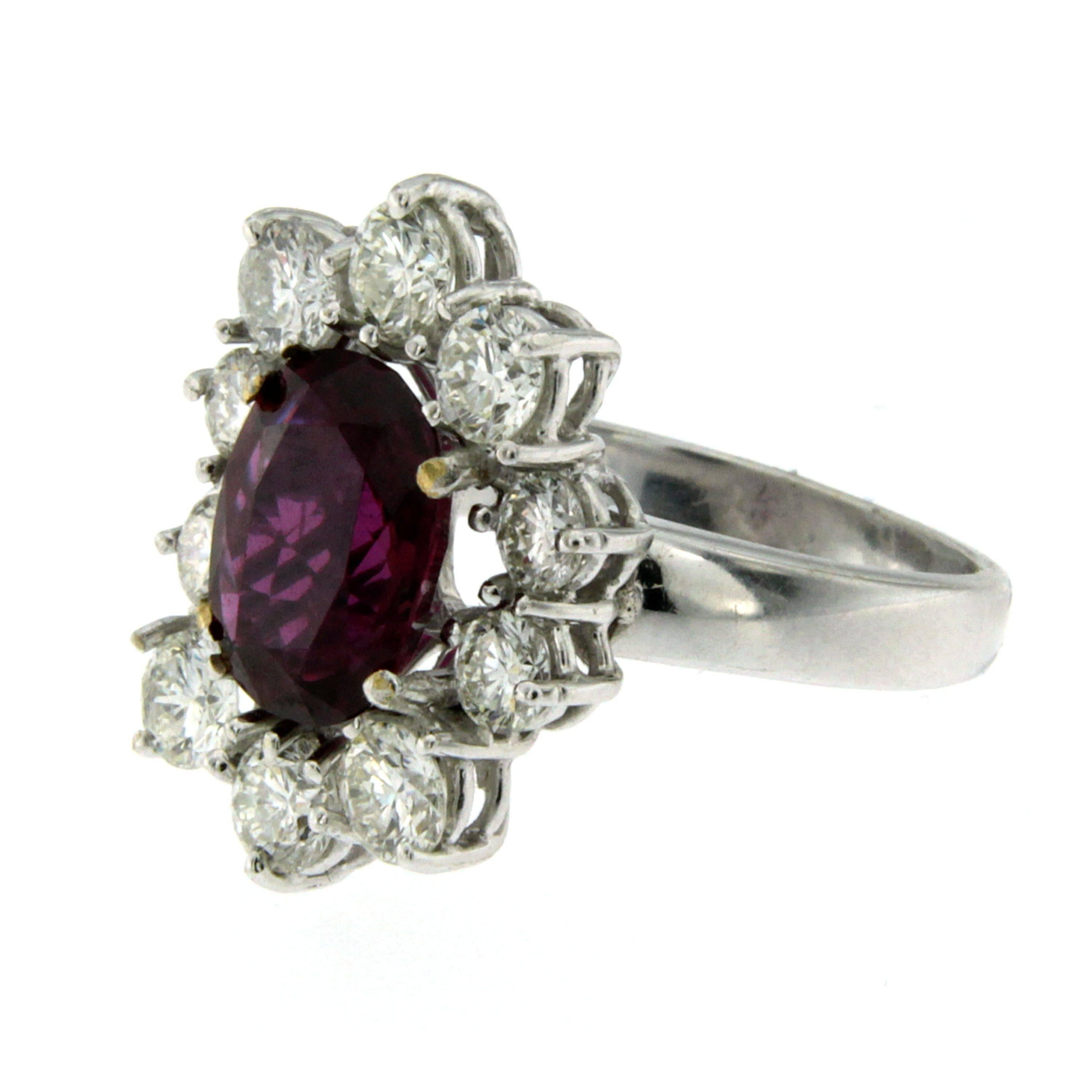 3.81 Carat Ruby Diamond Gold Cluster Ring In Excellent Condition In Napoli, Italy