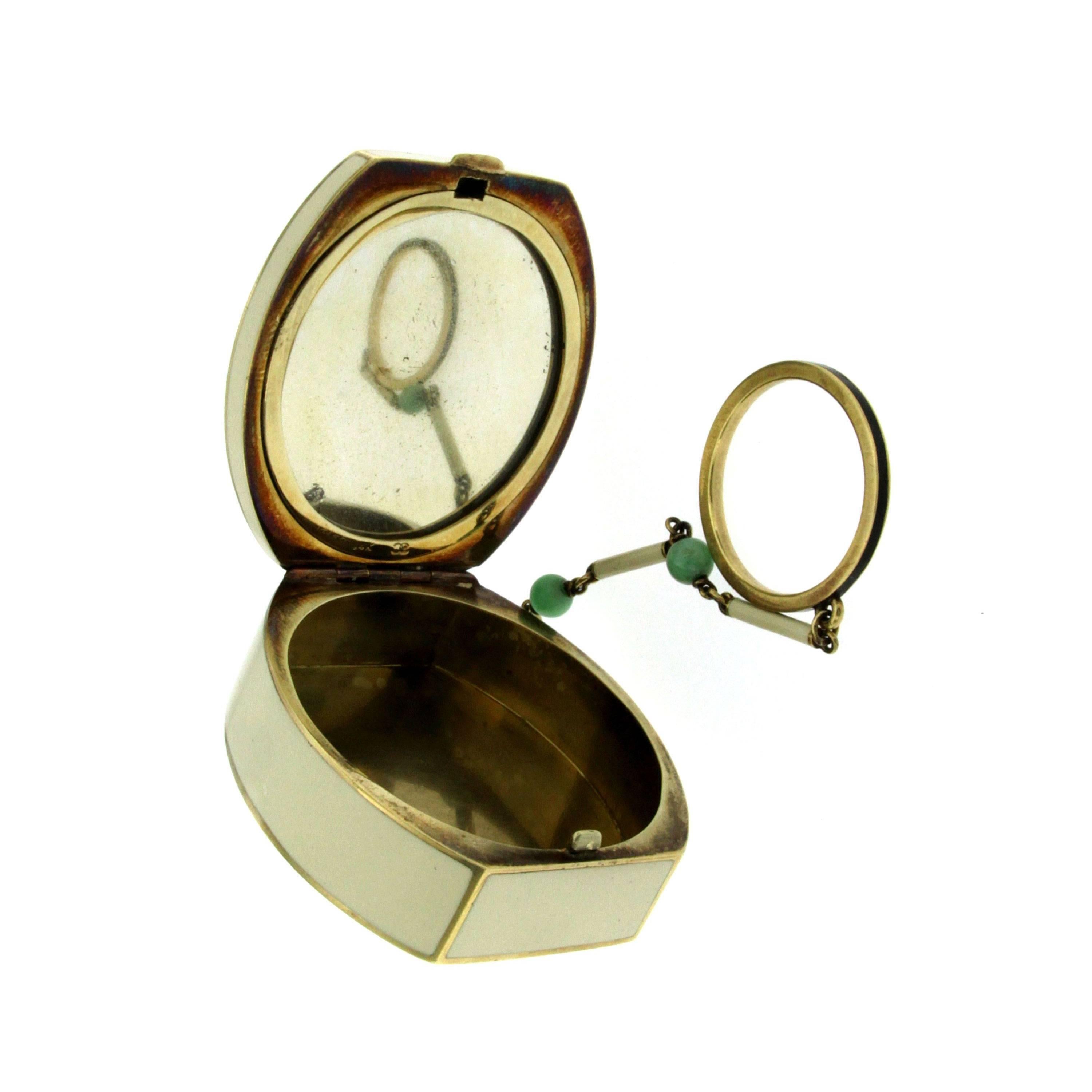 Unique and Rare Vanity box made of 14k yellow gold opening to reveal a fitted mirror, American Origin, in Excellent condition considering the age.
The box features an hand crafted natural green Jade in the middle surrounded by 0,60 ct approx. of