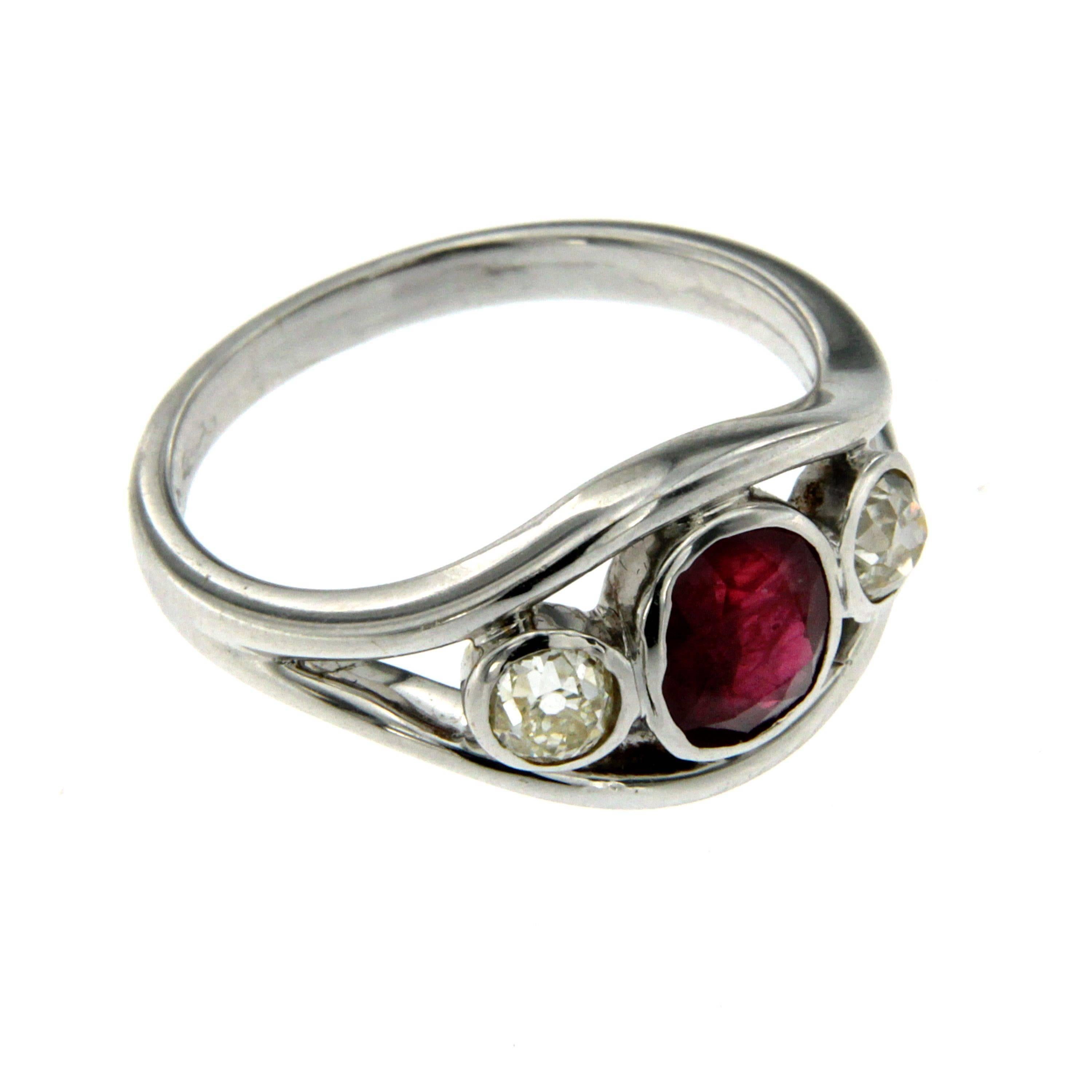 Art Deco Ruby Diamond Three Stone Gold Ring In Excellent Condition In Napoli, Italy
