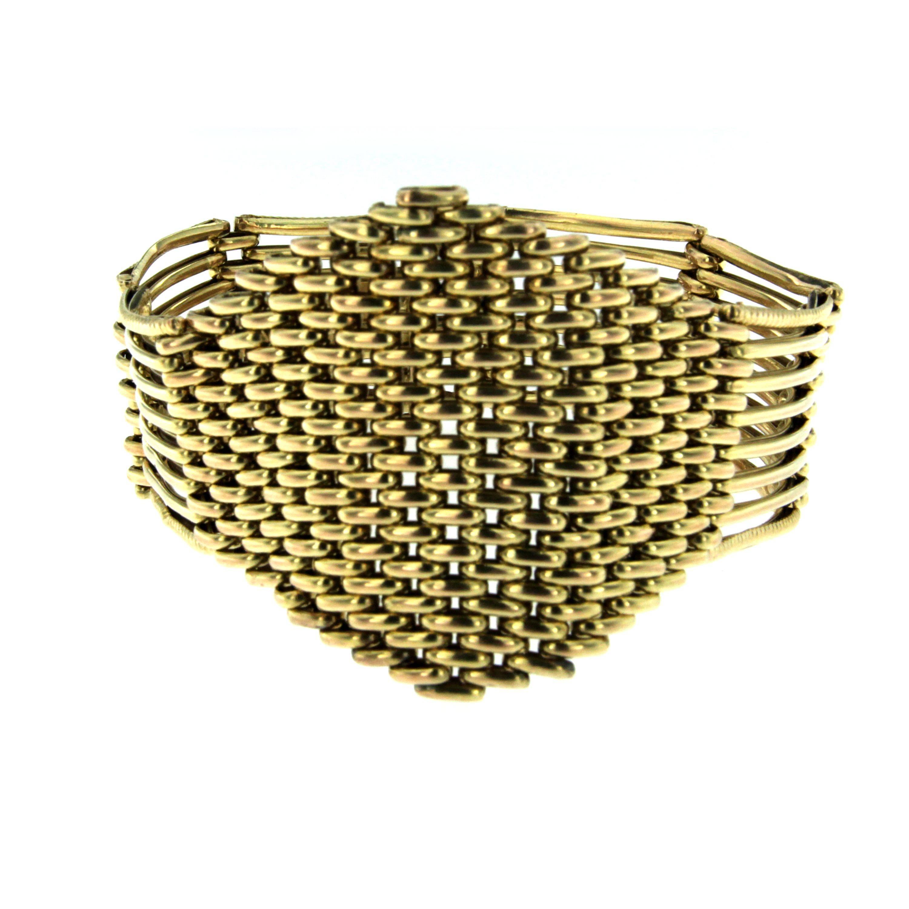 A stunning and rare Victorian Mesh Bracelet, circa 1890', in excellent condition.
Artfully handcrafted in solid 12k yellow gold (stamped) featuring in the middle an hexagonal geometrical figure with a mesh motif, it has a safety lock on the clasp.