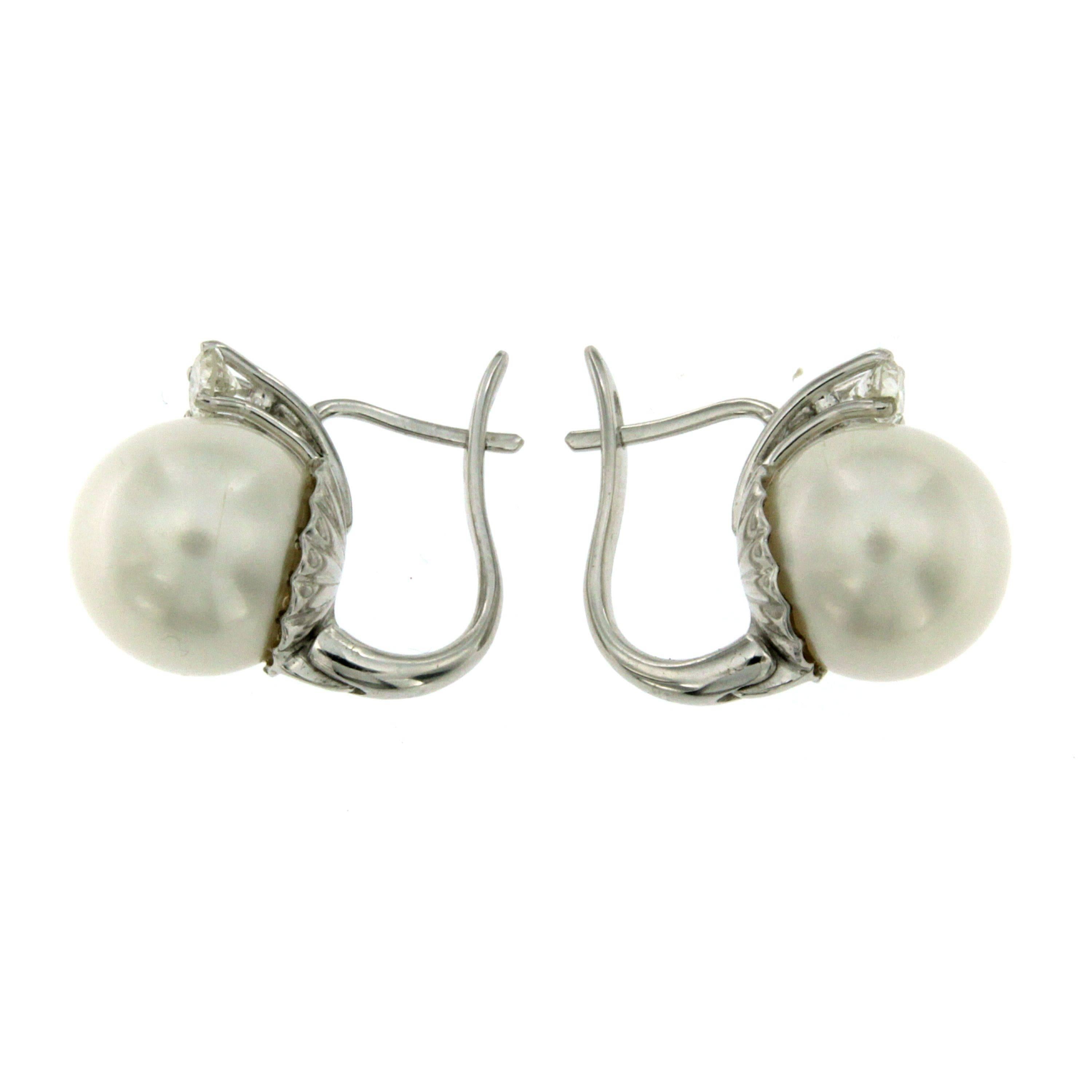 Stunning Earrings mounted in 18k white gold and set with 2 wide Australian south sea pearls of the greatest quality and weight, and 2 round Diamonds graded G color Vvs2
Pearls measure 13,30 mm

CONDITION: Pre-Owned - Excellent 
METAL: 18k white
