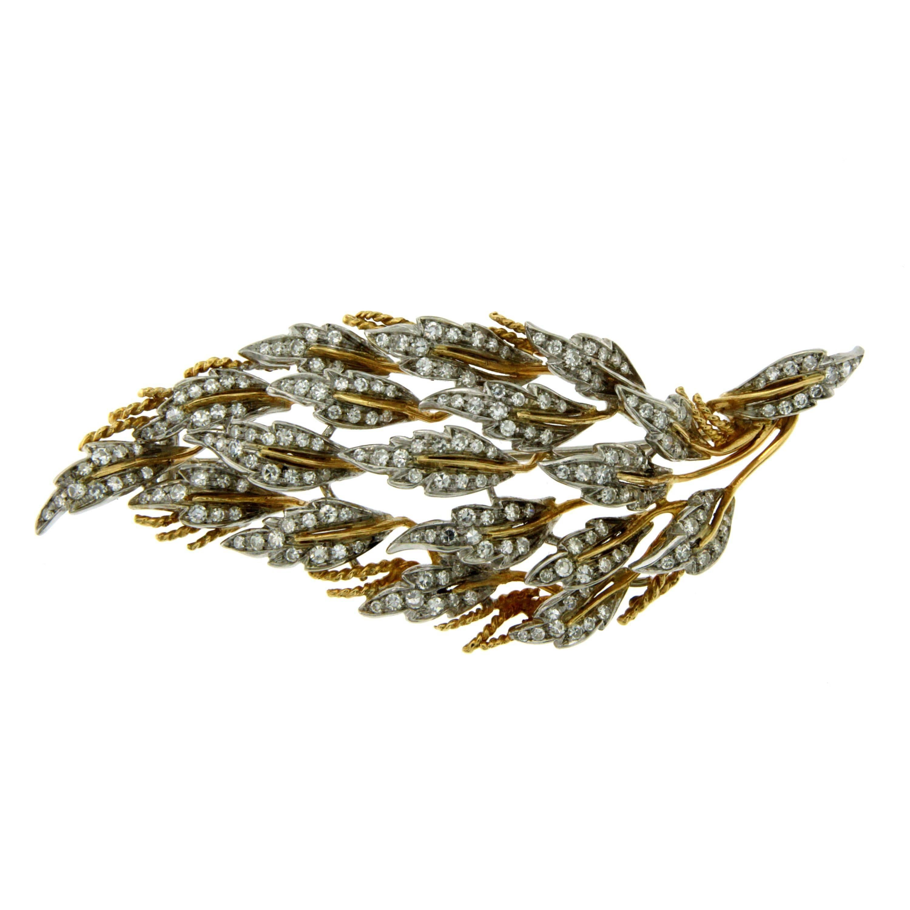 Elegant white and yellow 18k Gold brooch/pendant, hand made in Italy hallmarked 160 Valenza, from 1970

It featuring a leaves motif and is set with 3 carat of sparkling round cut Diamonds, graded G color Vvs1.

CONDITION: Pre-owned - Excellent 