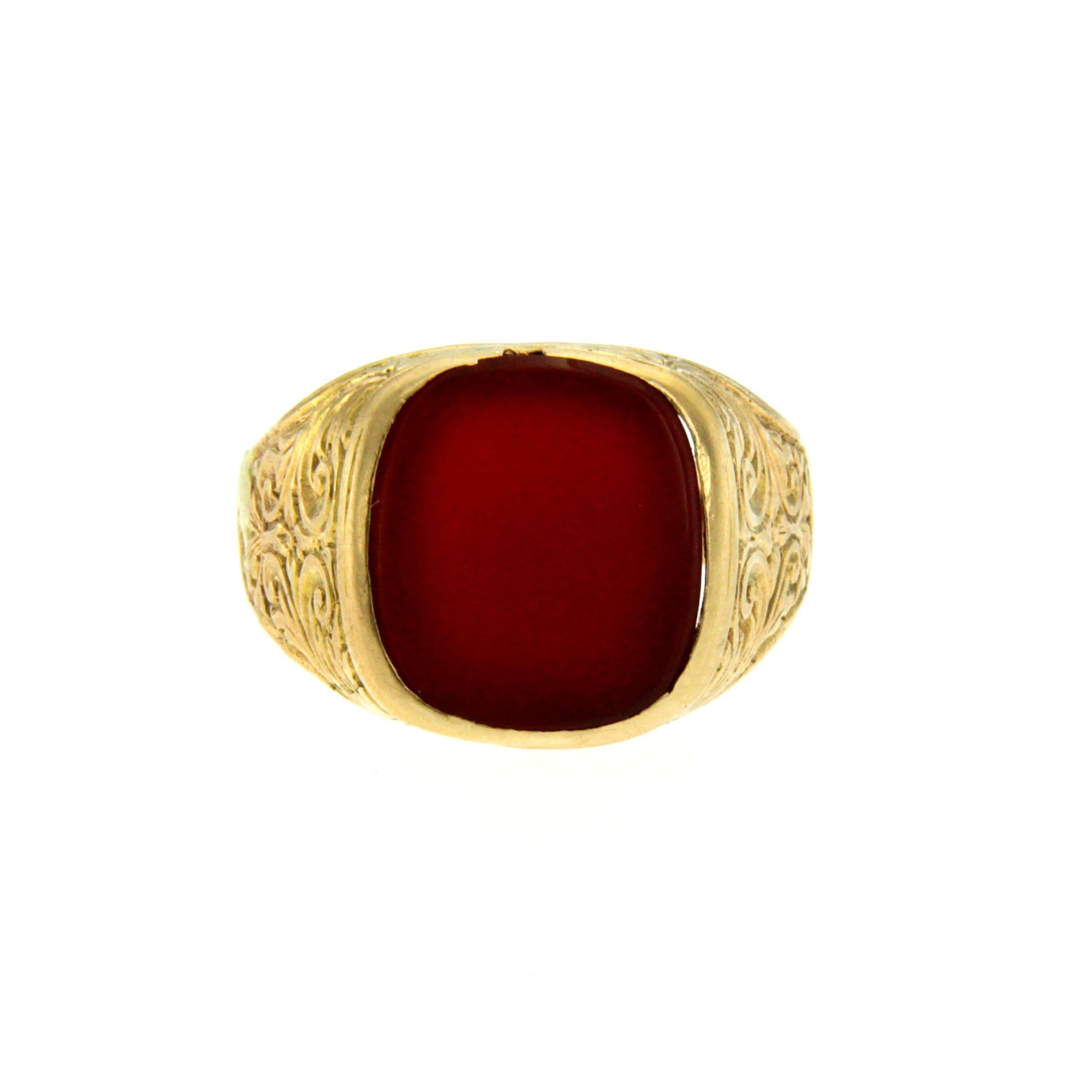 Antique and unique unisex ring mounted in 18k yellow Gold, featururing engraved shoulders and a large central Carnelian.
Circa 1800.

CONDITION: BPre Owned -  Excellent
METAL: 18k Gold 
GEM STONE: Carnelian
DESIGN ERA: early 1800s
WEIGHT: 9.35