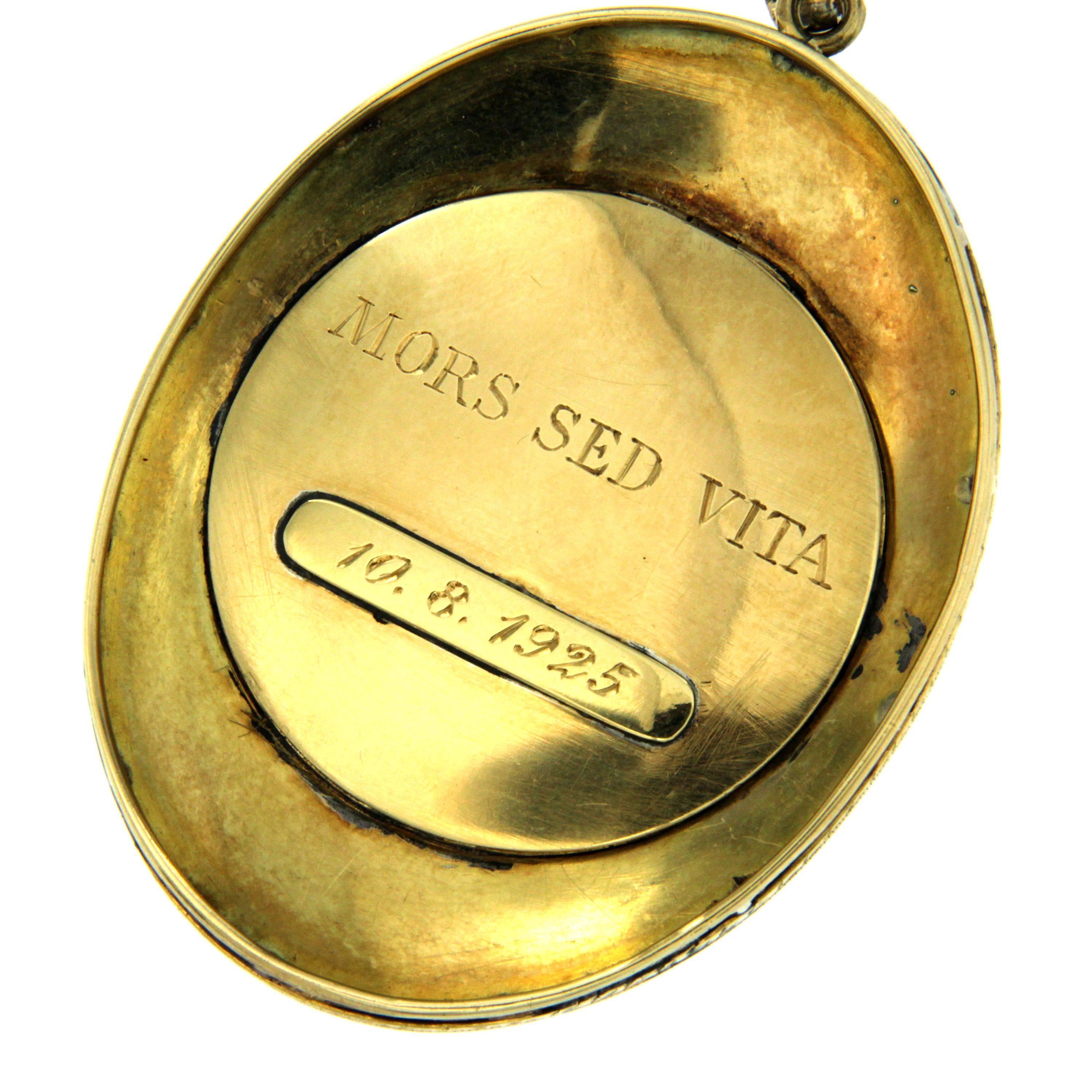 An 18k yellow gold oval Pendant/Gold Locket, decorated with black enamel and approx. 0.10 ct in diamonds surrounded by two engraved gold frames.
Possibility to engrave with your quote, name or data the round back cover

CONDITION: Pre-owned 
METAL: