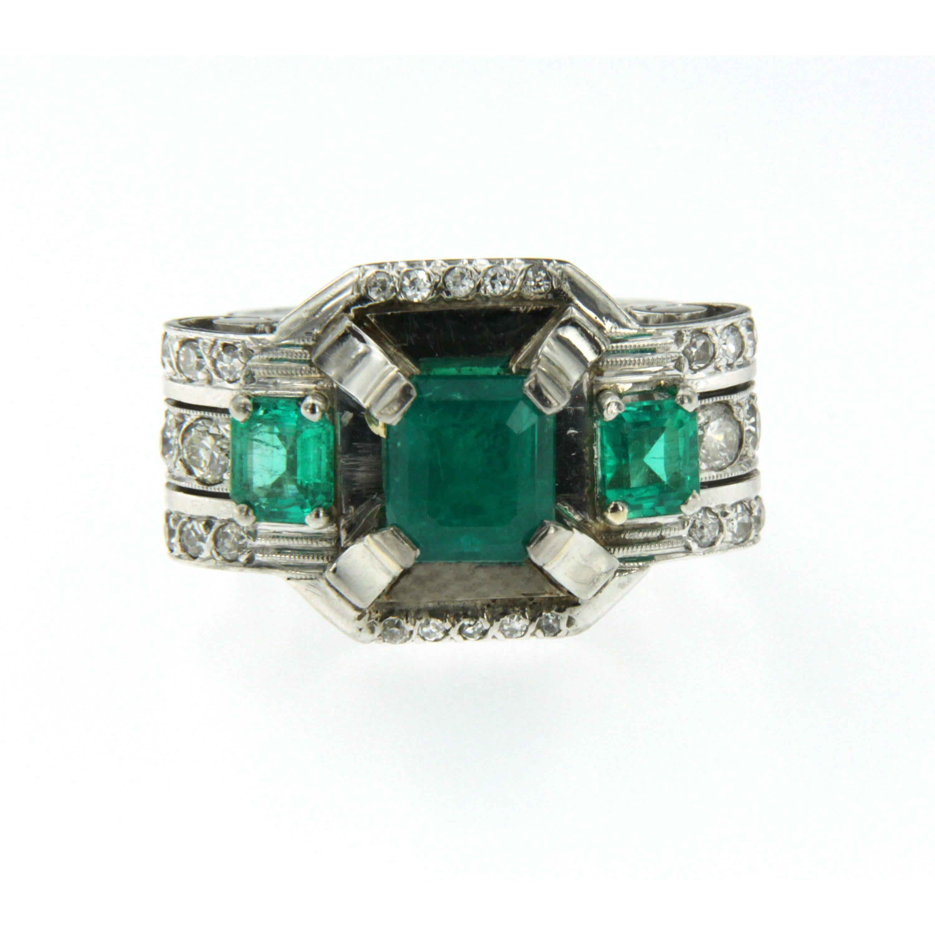 Stunning Art Deco Platinum ring of great quality set in the center with a beautiful Green Colombian Emerald approx. 3.00 carats, and surrounded by approx. 0.30 carat of round brilliant cut diamonds. Circa 1930

CONDITION: Pre-owned 
METAL: