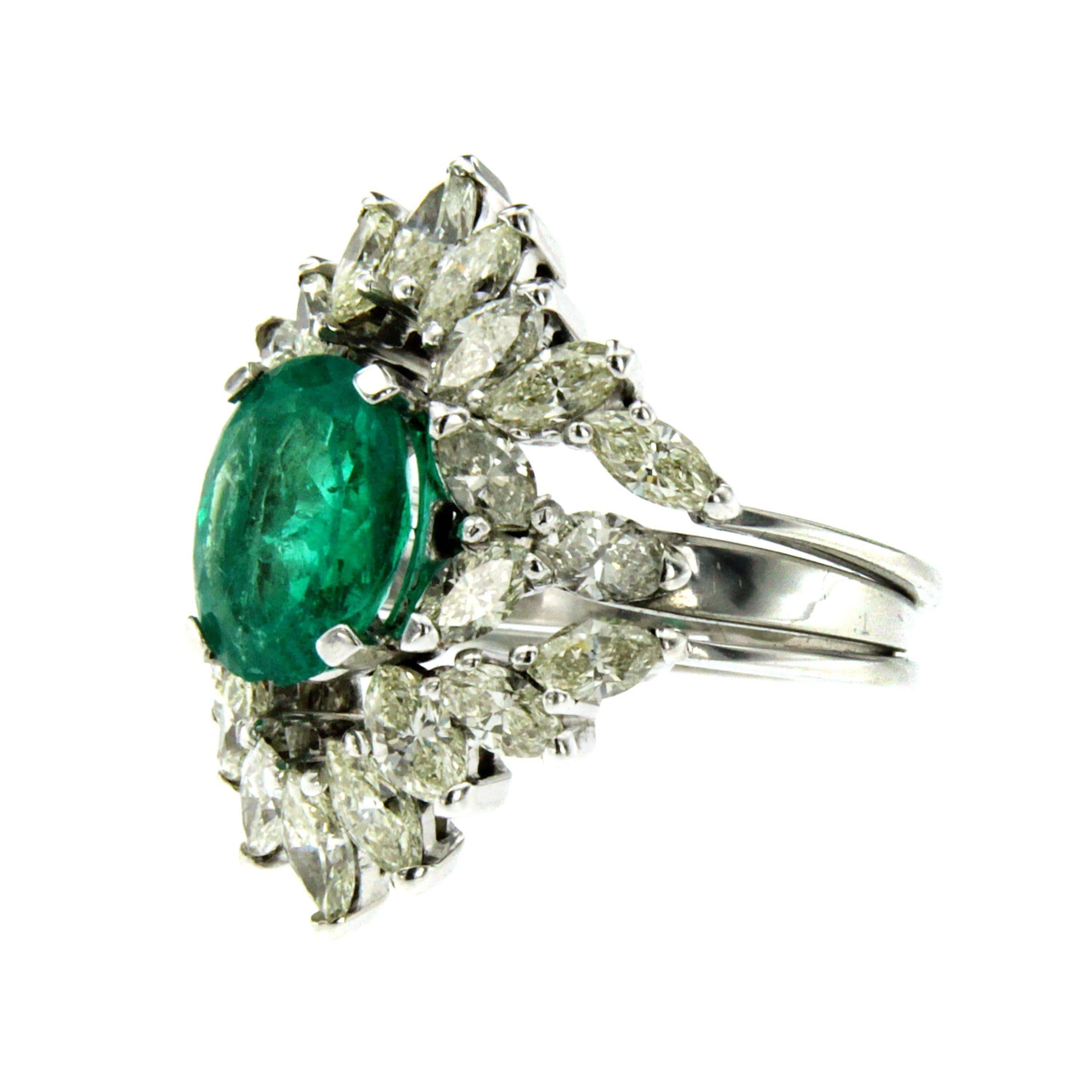 Colombian Emerald Diamond Gold Ring In Excellent Condition In Napoli, Italy