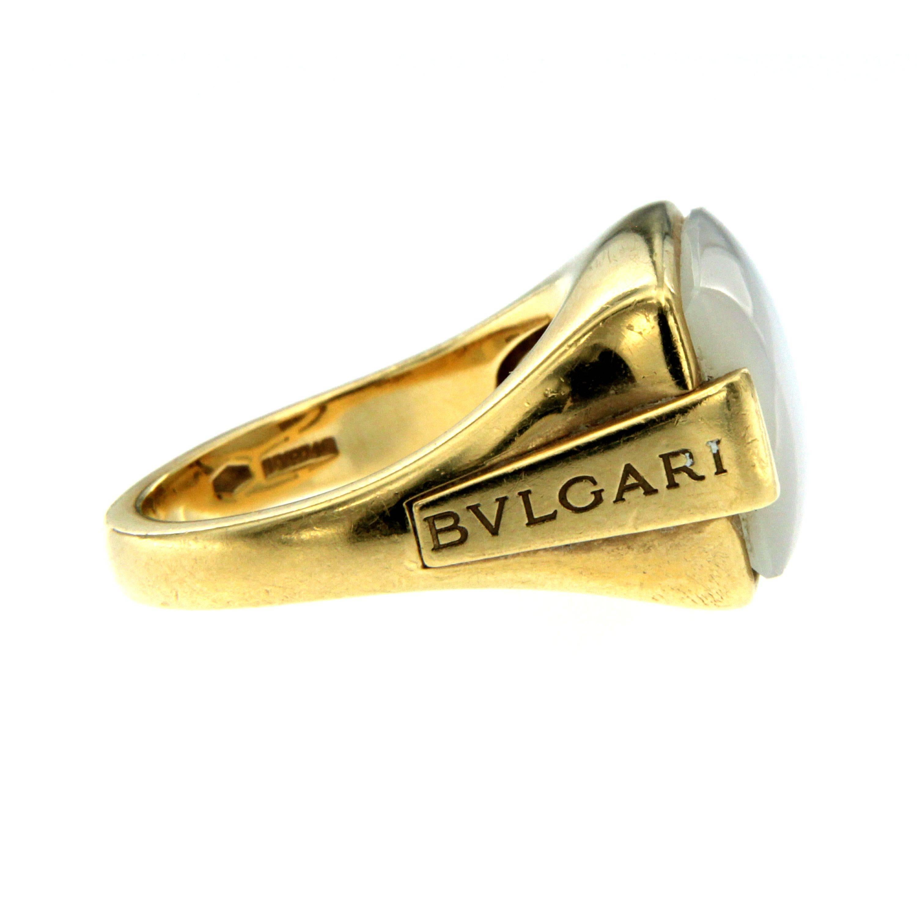 Bvlgari 18K yellow gold Metropolis ring featuring  one large and beautiful multi-faceted Moonstone set in a pillowcut. Comes with original bulgari box and bag. 
Signed and numbered

CONDITION: Pre-owned - Excellent 
METAL: 18k yellow Gold 
GEM