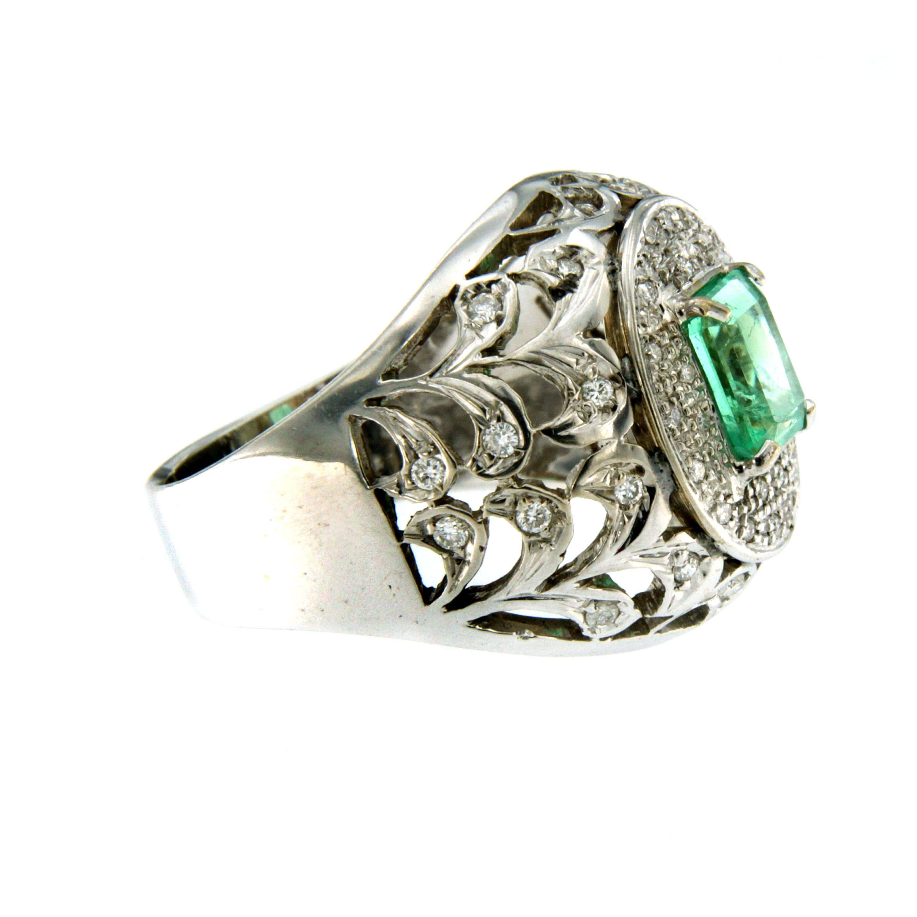 A beautiful emerald ring dated 1960, handmade in 18k white Gold showcasing an emerald cut Emerald in the center weighing approx. 1.80 carat and surrounded by 0,85 carat of diamonds graded G color Vvs clarity.

CONDITION: Pre-owned - Excellent
