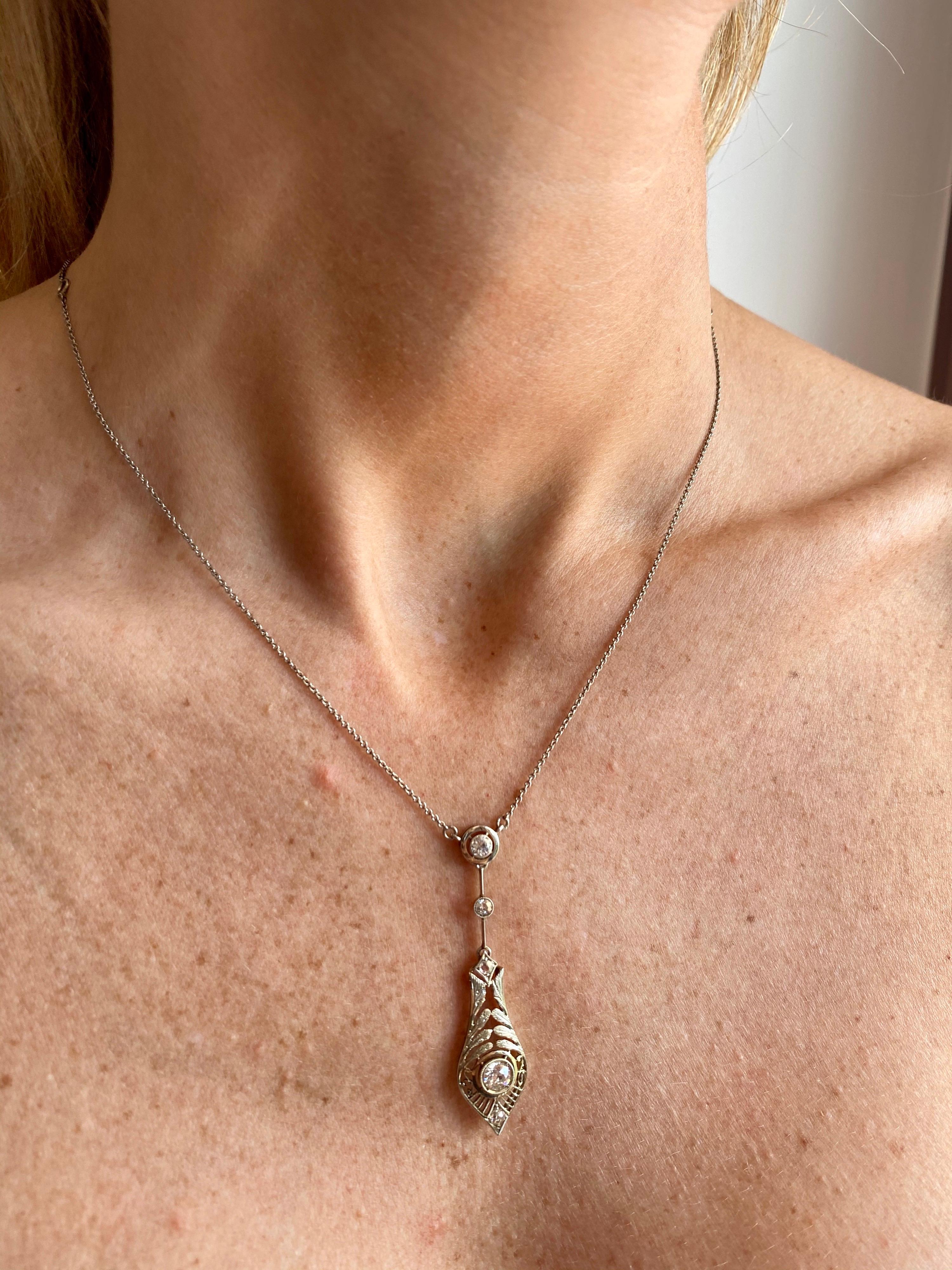 Art Deco Diamond Engraved Pendant Necklace In Excellent Condition In Napoli, NA