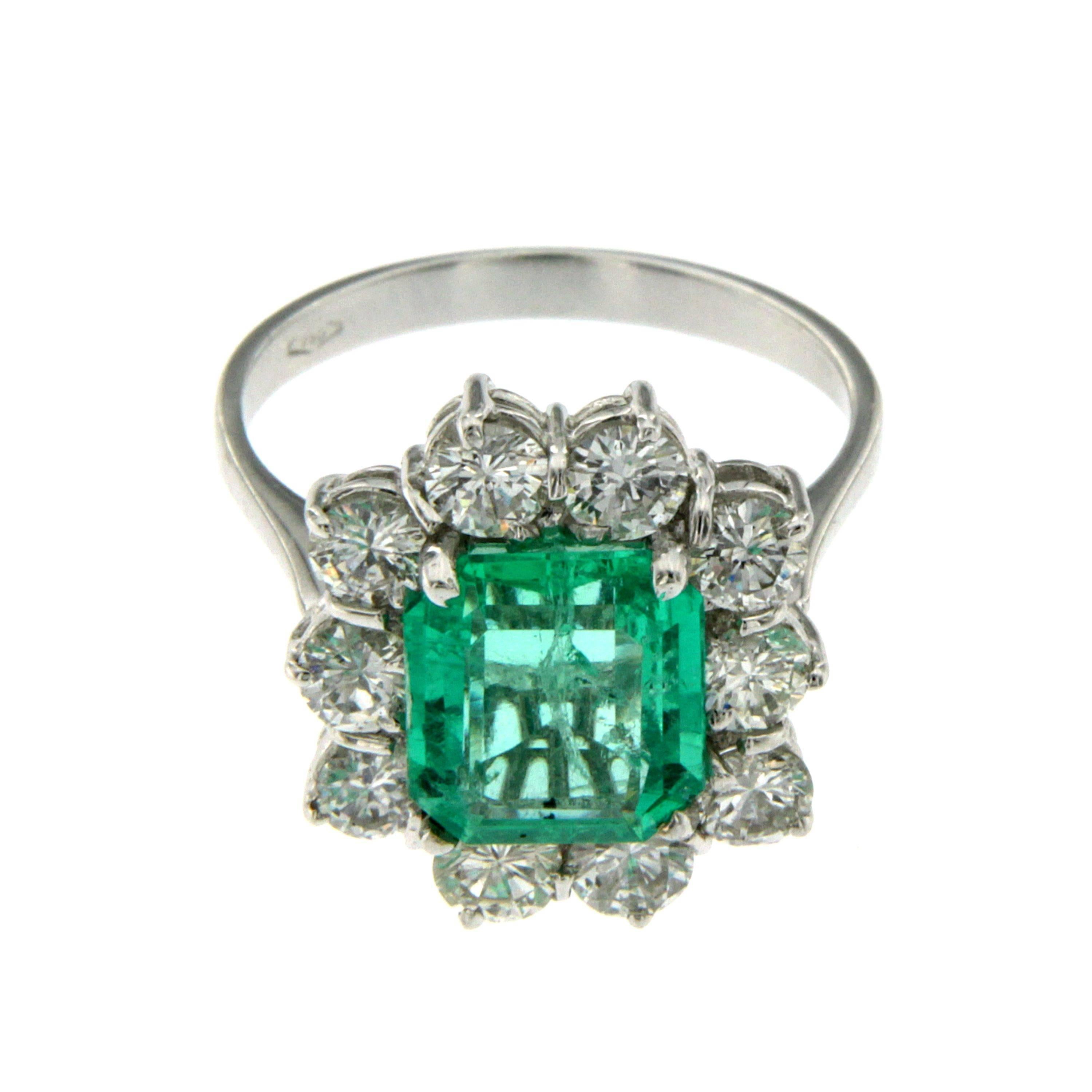 A 18k white Gold, Emerald and Diamond Ring, set in the center with an emerald-cut shape Brasil Emerald weighing 2.60 carats flanked by 10 round cut diamonds weighing 1.30 carats, clarity VS - Color G. 

Ring size: IT 14 - FR 54 - US 7 - UK N/O.