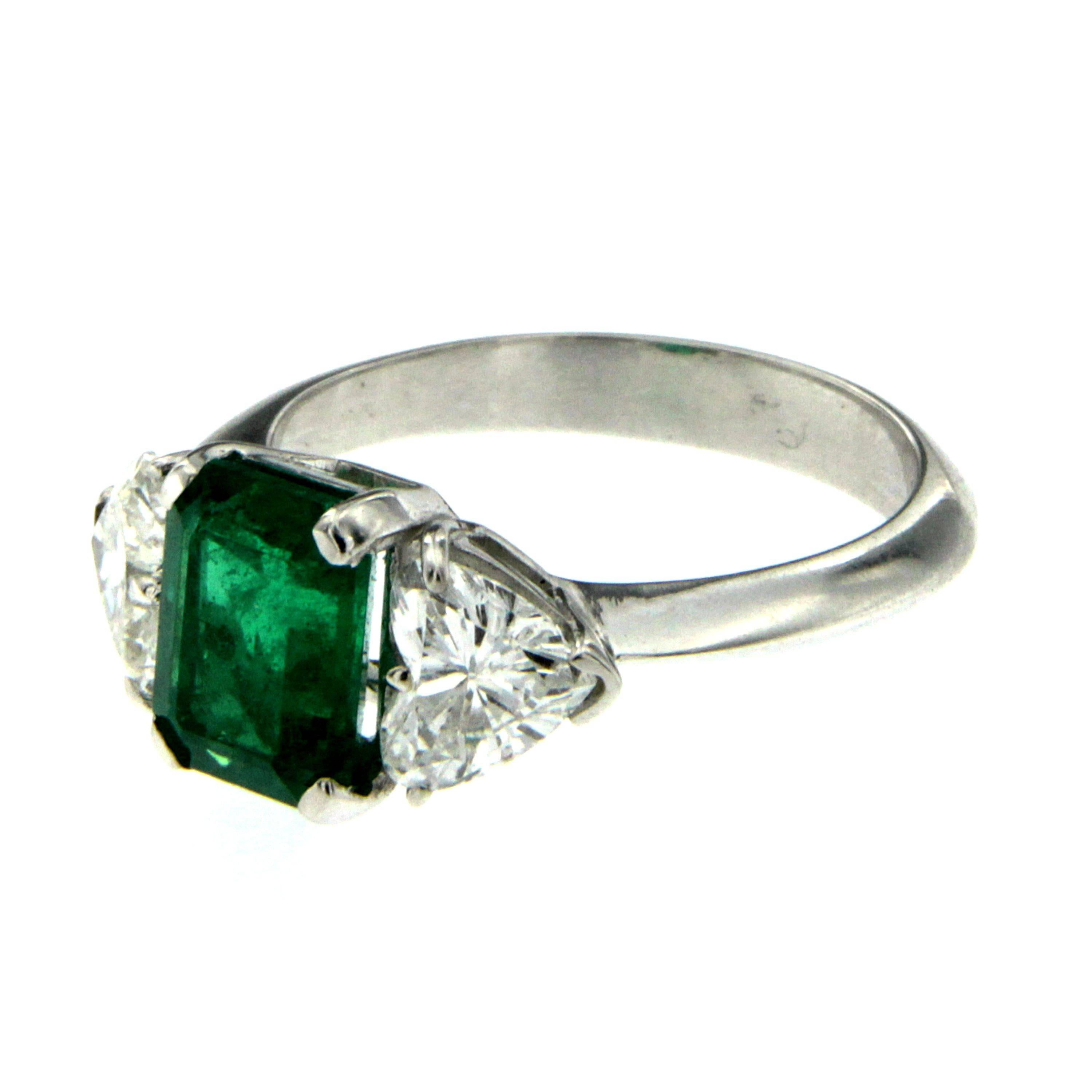 This luxurious cocktail ring is set in 18k white Gold and exposes at the center a 2.09ct octagonal mixed-cut Colombian Emerald with an incredible depth of color and brilliance. It is complemented by a duo heart cut  diamond approx. 2.09 cts in total