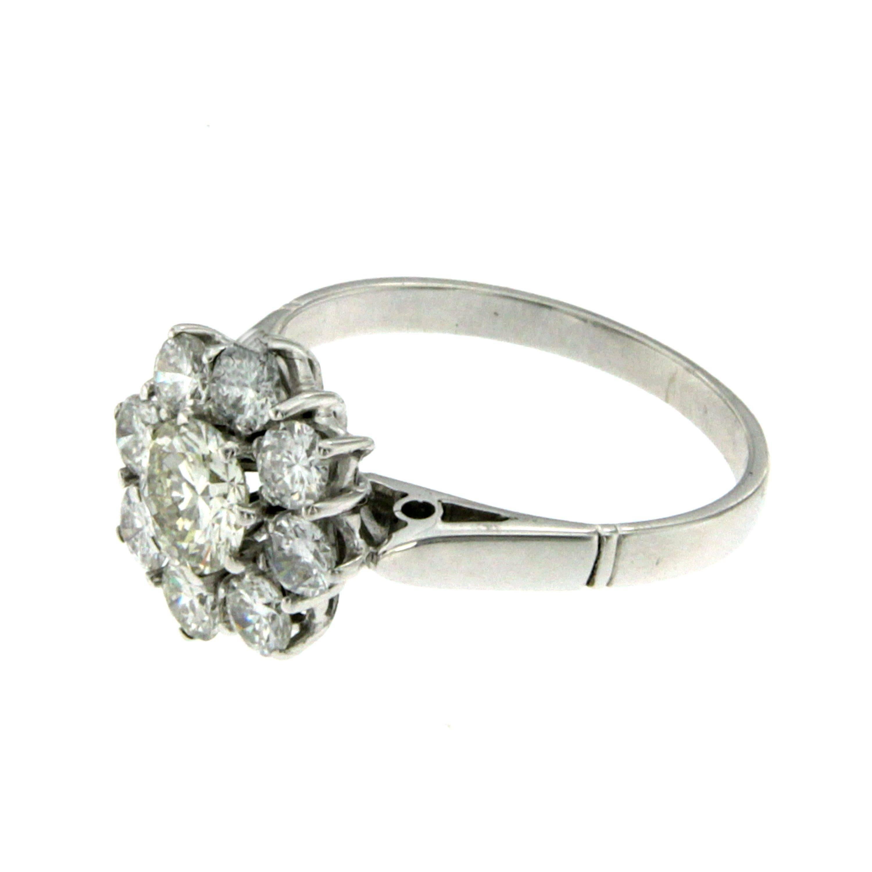 Eine atemberaubende 18 Karat Weißgold mit einer Blume Design in der Mitte mit einem .60ct alten Minenschliff Diamanten umgeben von 8 alten Minenschliff Diamanten mit einem Gewicht von .80ct. 

Gesamtgewicht der Diamanten: 1,40 Karat, Farbe H/J,