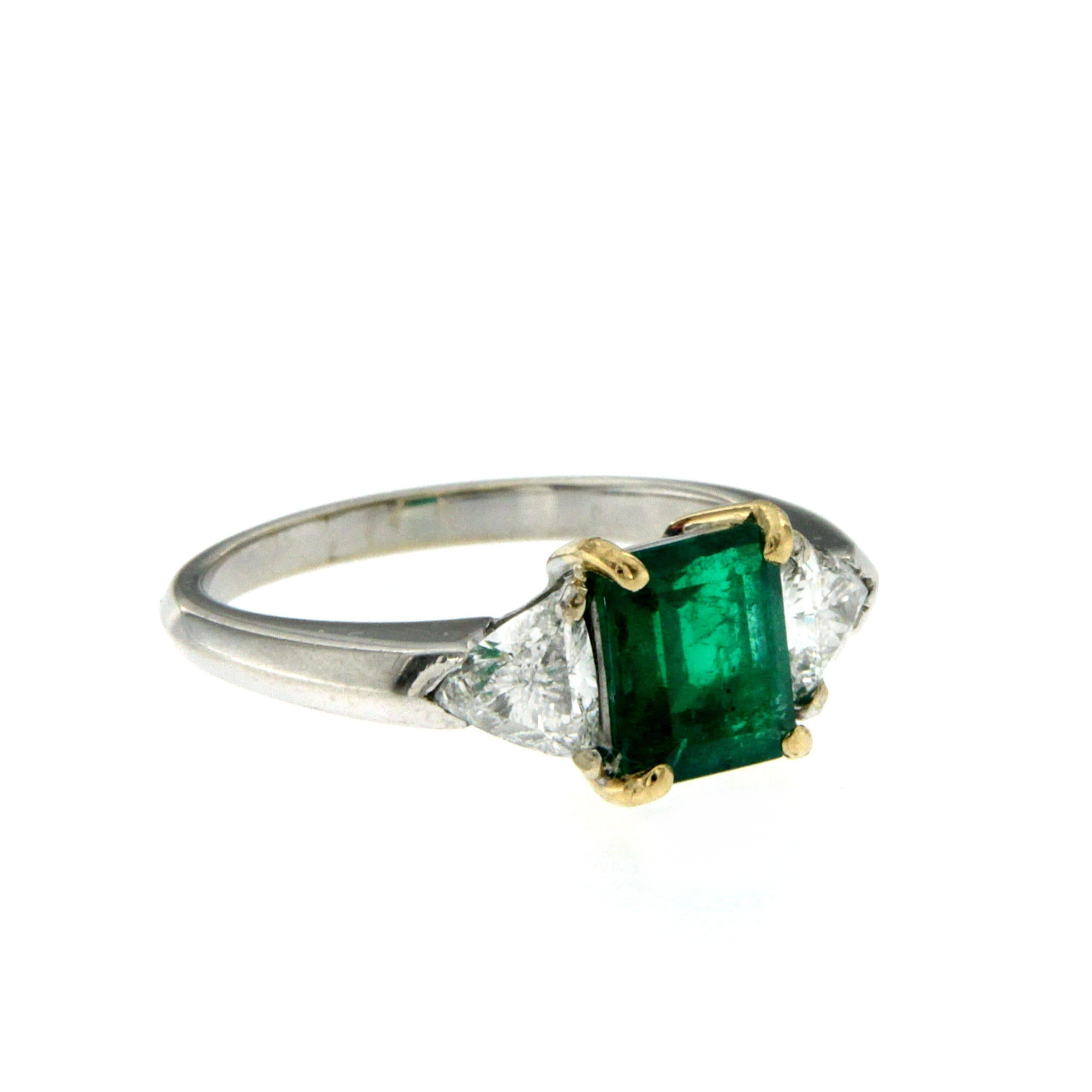 Colombian Emerald Diamond Gold Ring In Excellent Condition In Napoli, Italy