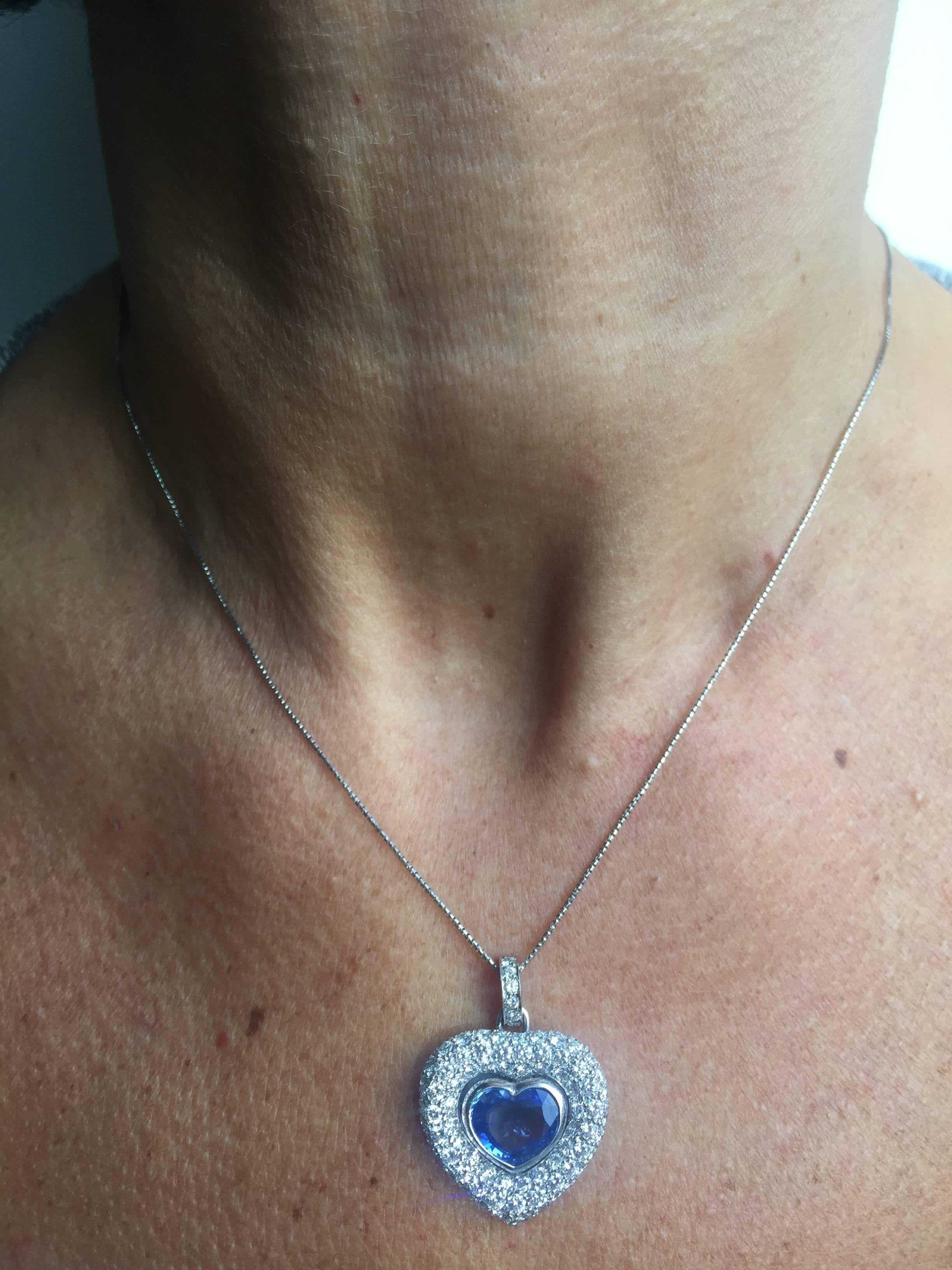Vintage Sapphire Diamond Heart Gold Pendant In Excellent Condition In Napoli, Italy