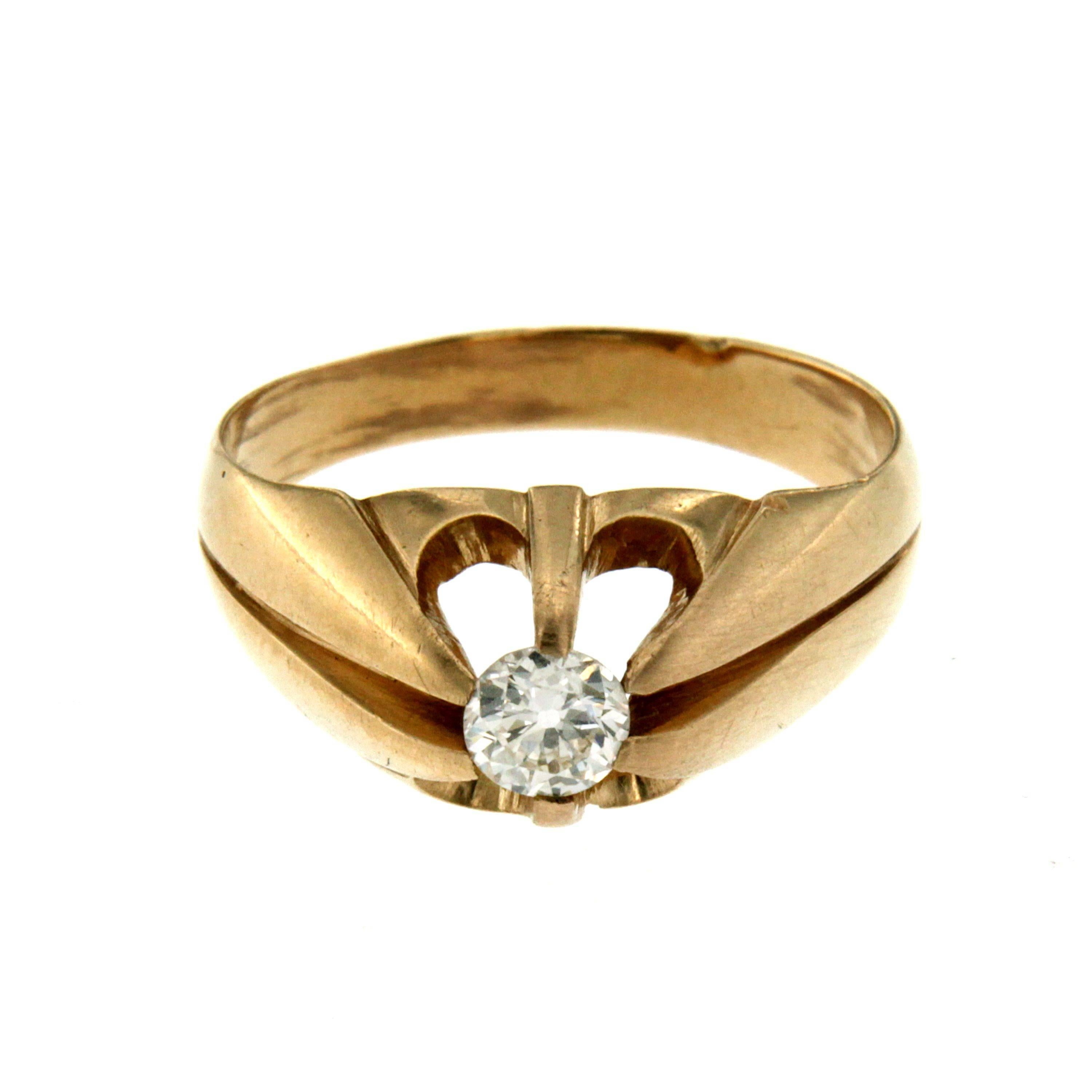A gorgeous Retro solitaire ring modelled in 18k yellow Gold and set with a 0.30ct round cut diamond. Six very fine claws hold the stone in an open gallery. Circa 1940

CONDITION: Pre-Owned -  Good
METAL: 18k Yellow Gold
GEM STONE: Diamond 0.30