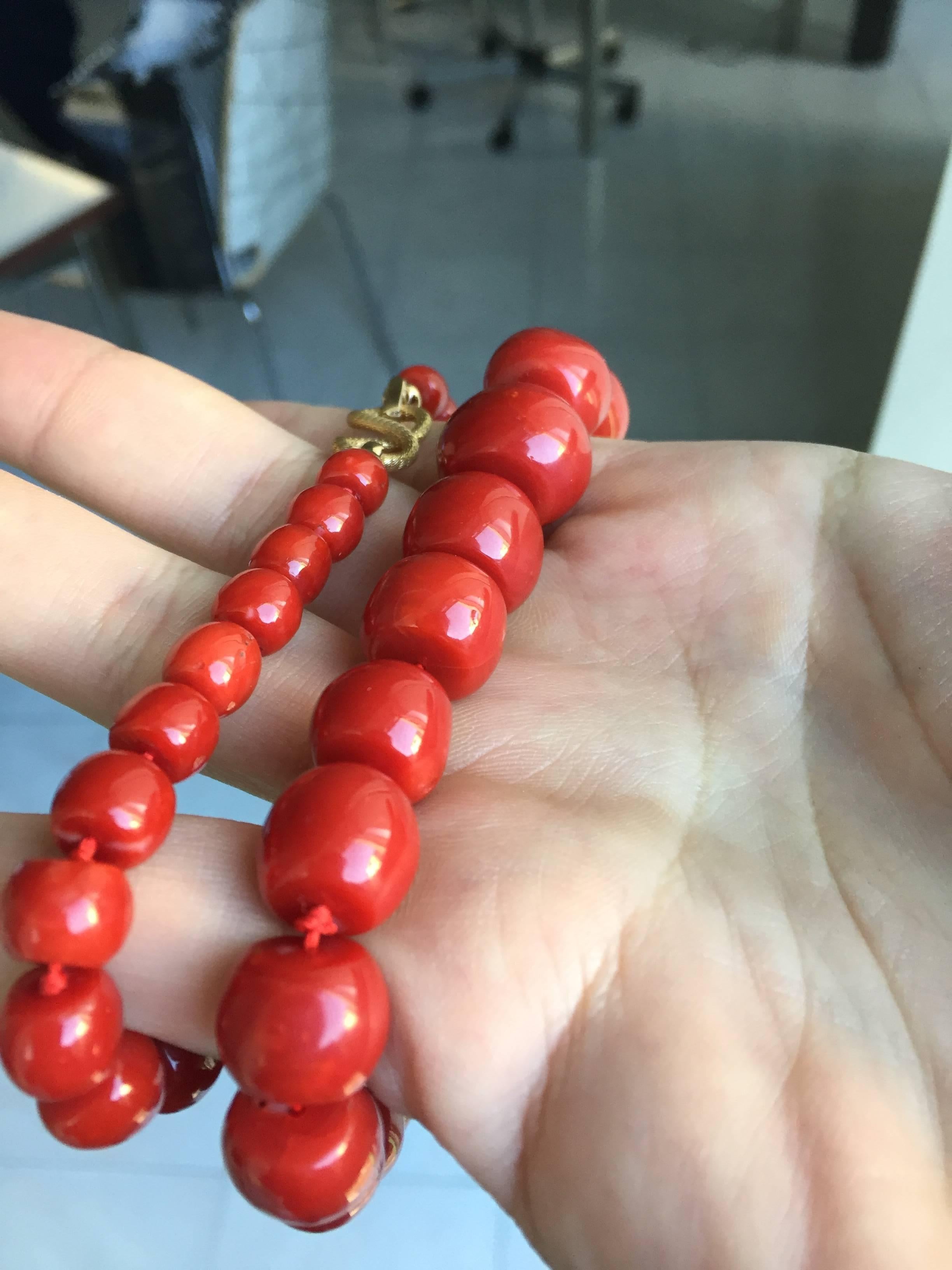 1960 Natural Aka Red Coral Gold Necklace In Excellent Condition In Napoli, Italy