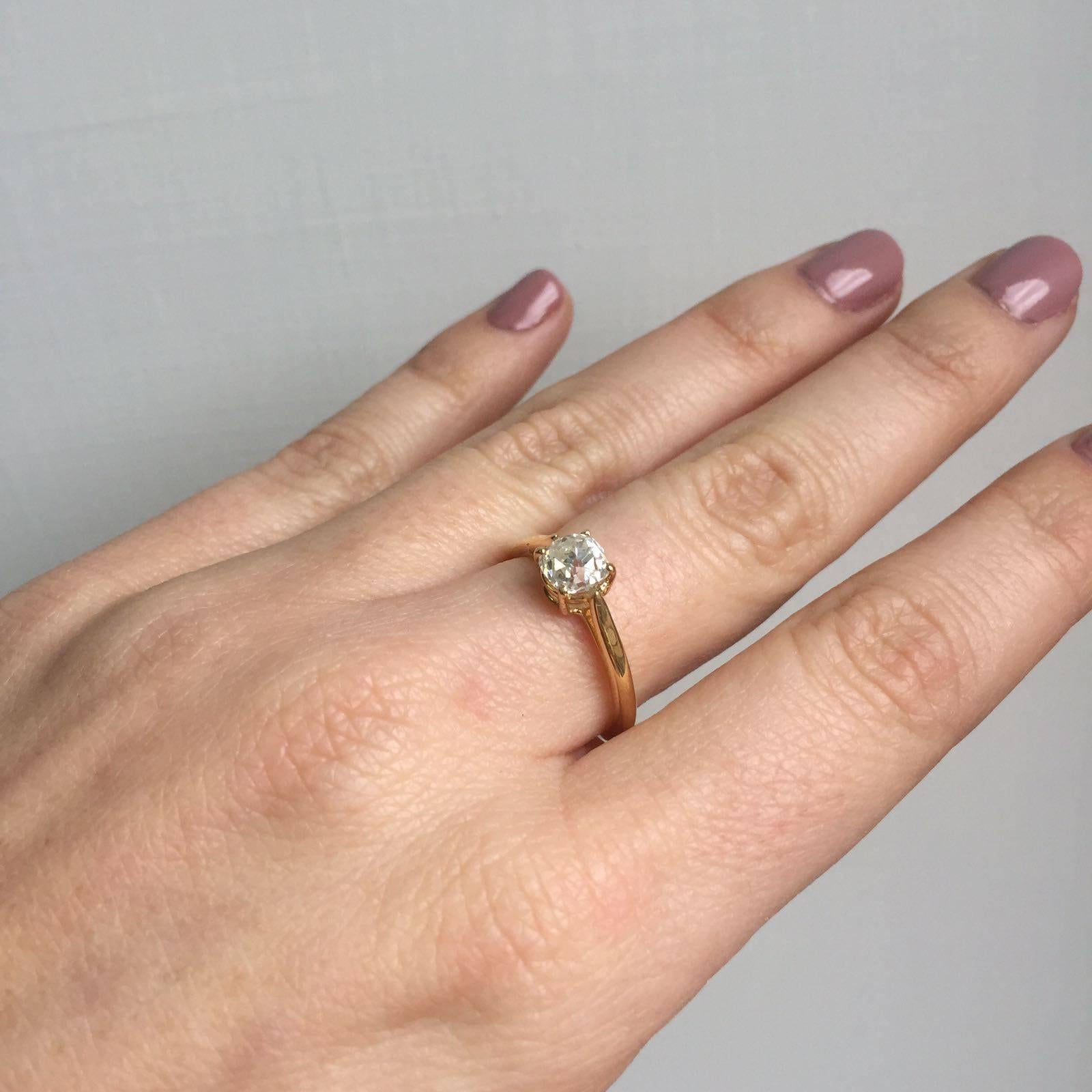 Retro Diamond Solitaire Yellow Gold Ring In Excellent Condition In Napoli, Italy