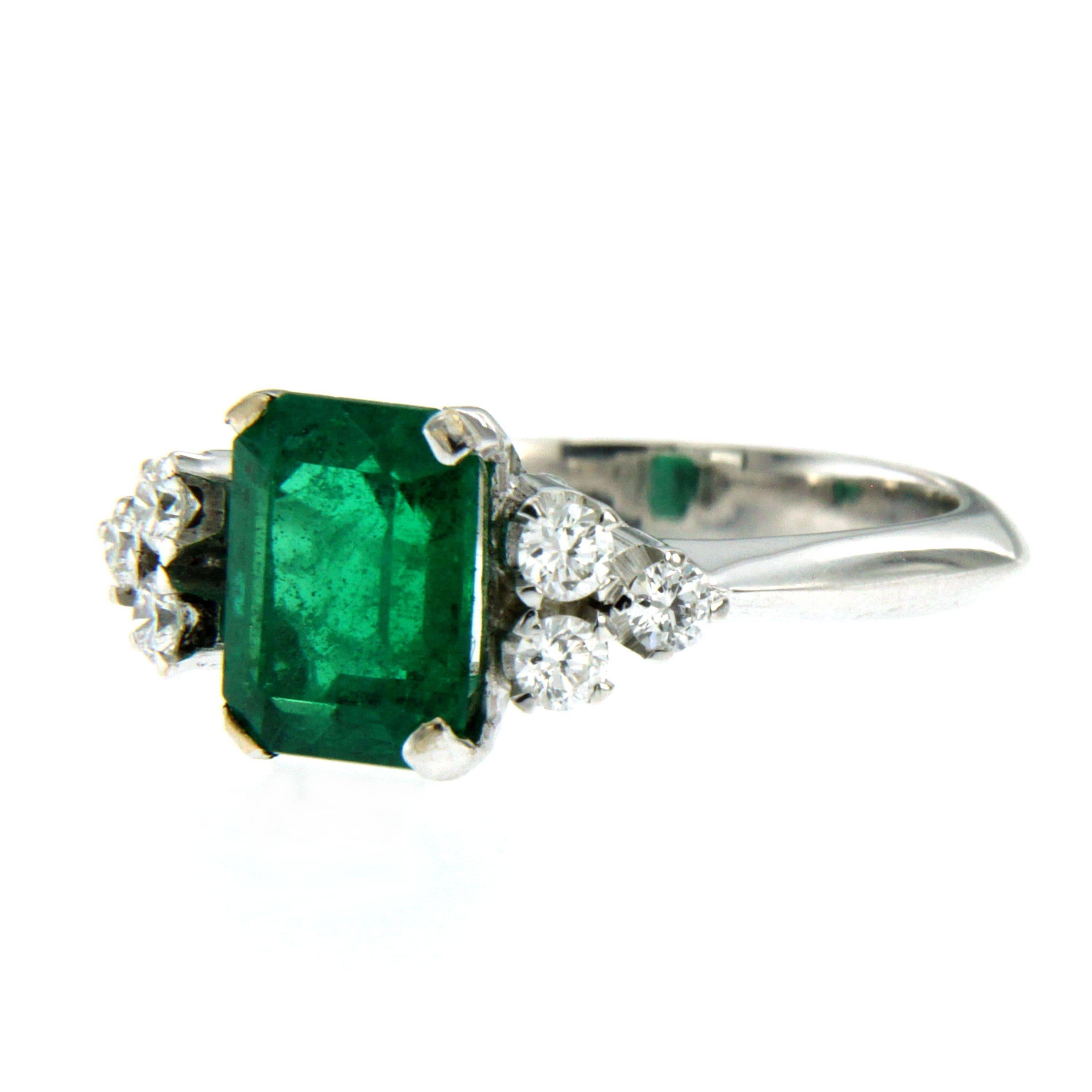 A beautiful 18k white gold mount showcasing a natural Colombian Emerald approx. 2.09 carats of great quality, surrounded by approx. 0.30 carat of round brilliant cut diamonds graded G color Vs.

CONDITION: Pre-owned - Excellent 
METAL:18k white