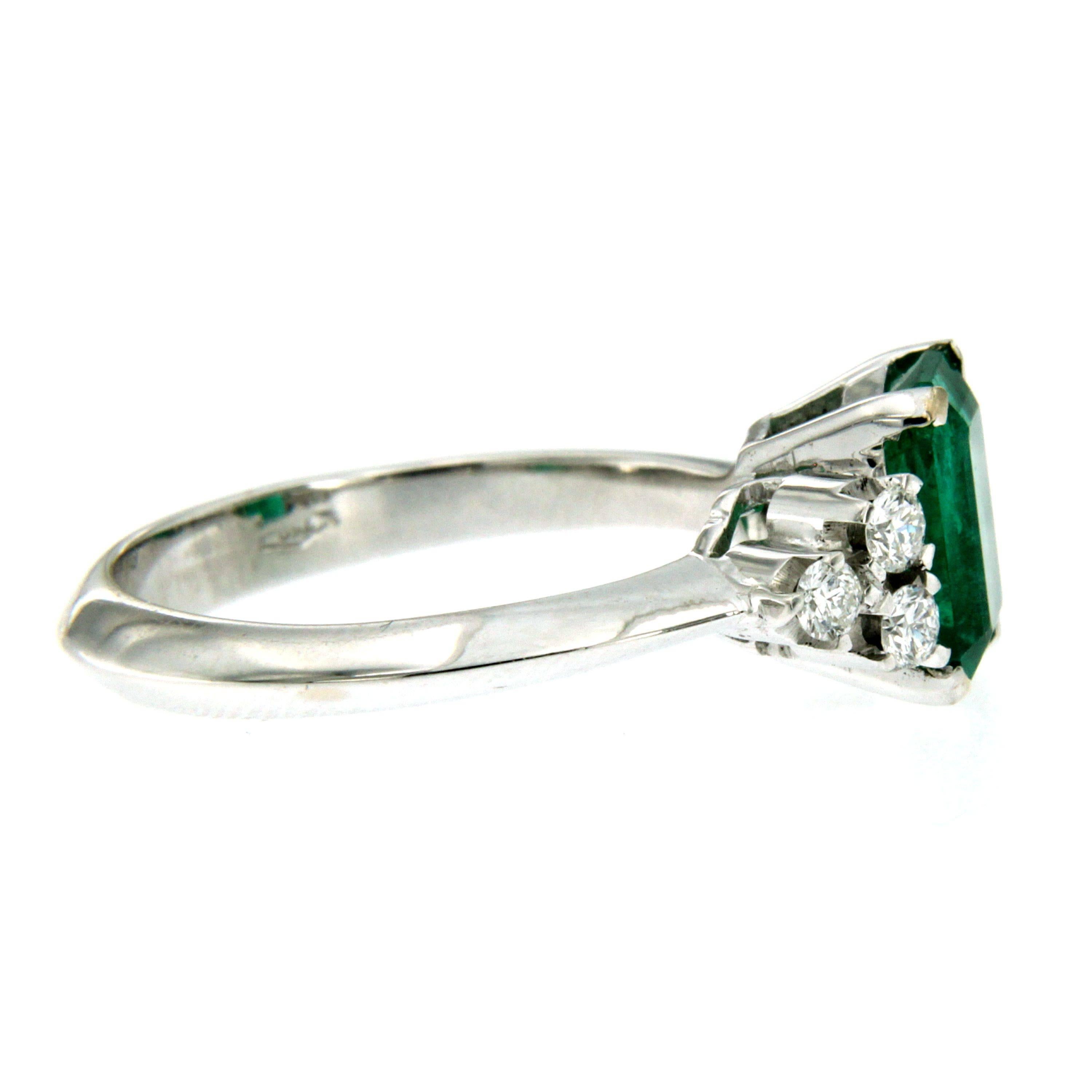 Natural 2.09 Carat Colombian Emerald Diamond Gold Ring In Excellent Condition In Napoli, Italy