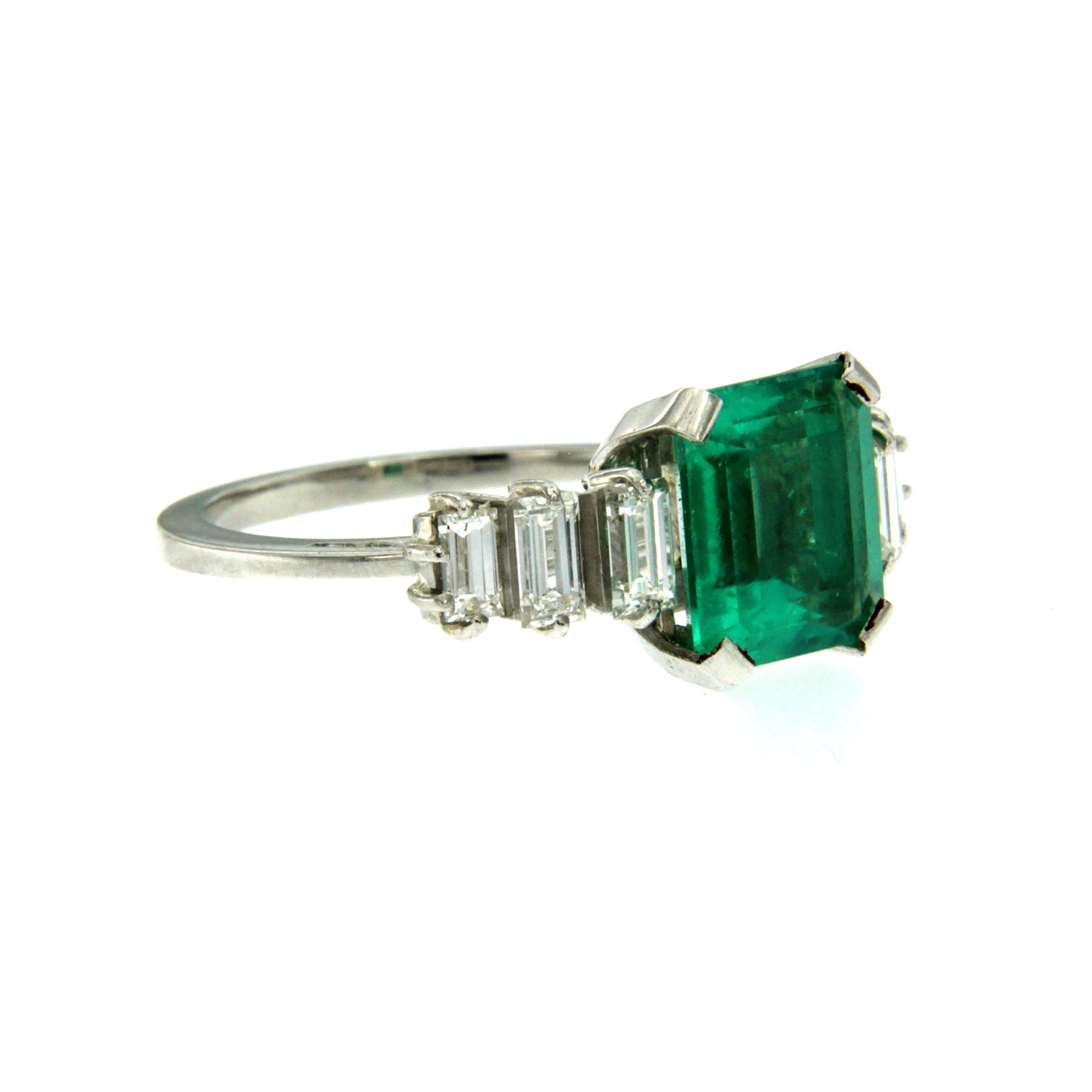 An exquisite engagement ring set in Platinum featuring a 3.25 ct Emerald-cut Colombian Emerald. Flanked on each side are baguette cut diamonds totaling 1.01 carats.

CONDITION: Pre-Owned - Excellent
METAL: Platinum
GEM STONE: Colombian Emerald 3.25