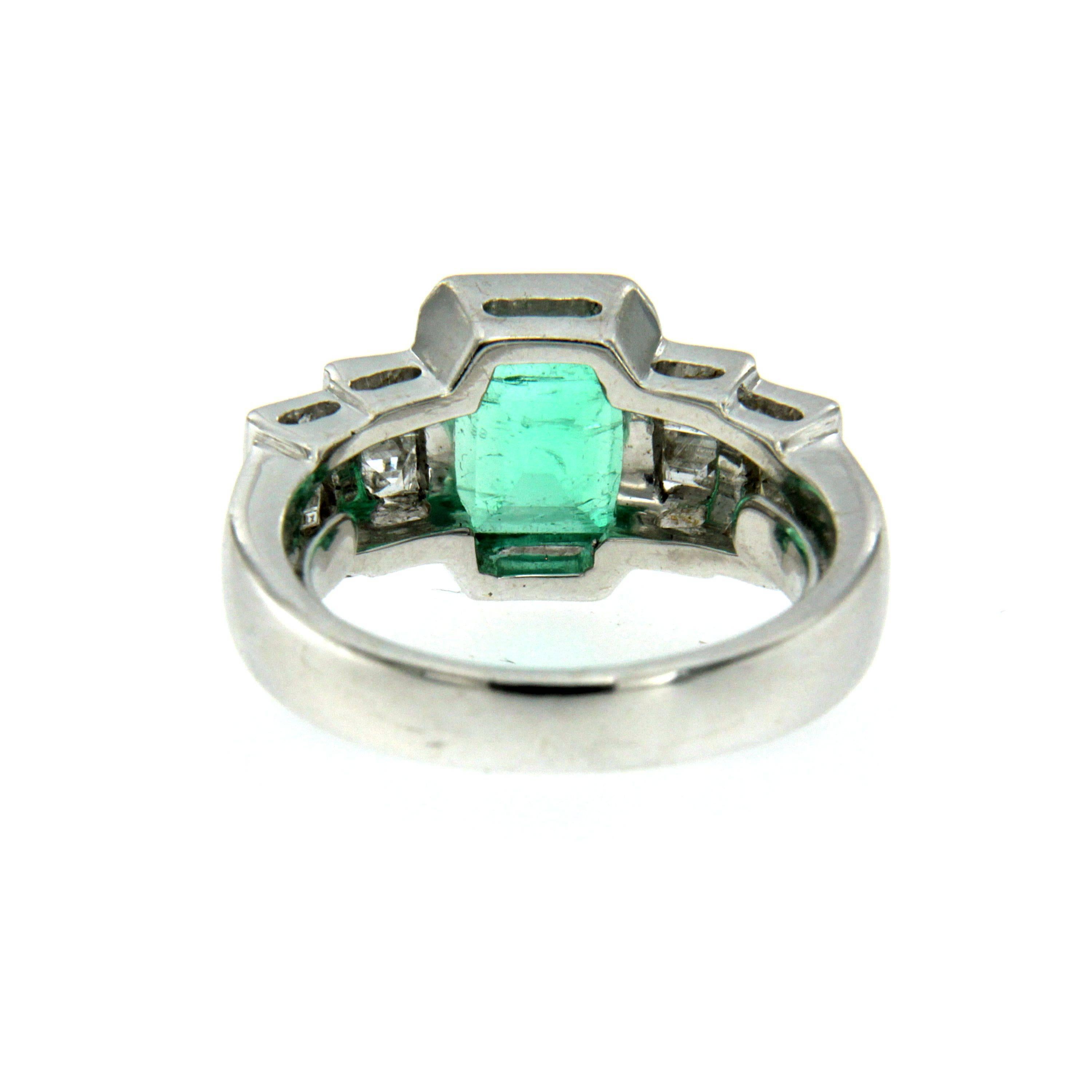 2.20 Carat Colombian Emerald Diamond Gold Ring In Excellent Condition In Napoli, Italy