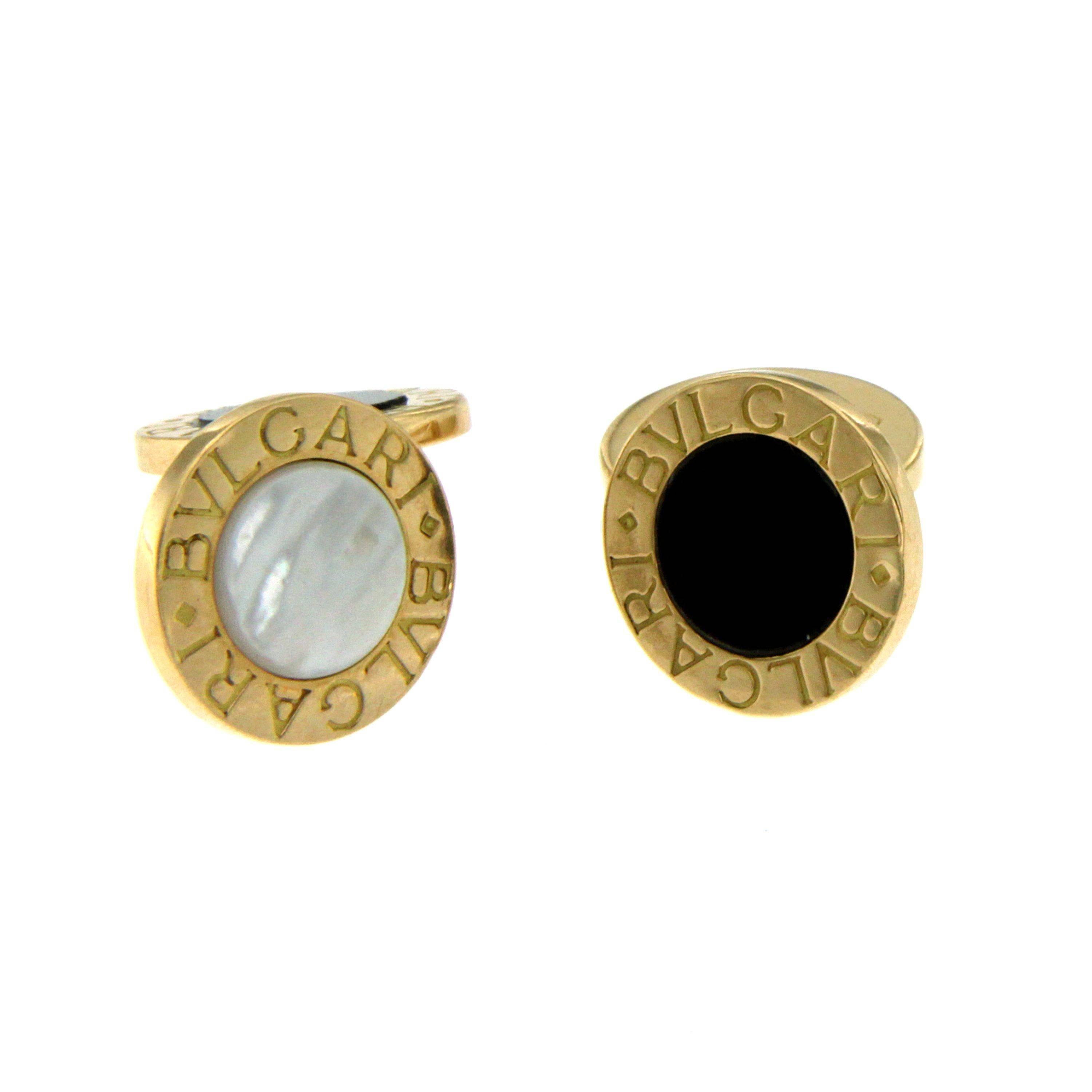18k Yellow Gold Mother Of Pearl and Black Cufflinks by Bulgari. 
With 2 round mother of pearl stones and 2 Black Onyx stones

Measurements: diameter 1,3 cm (0.51 in)
Stamped Hallmarks: Bvlgari 750 

CONDITION: Pre Owned - Good
METAL: 18k yellow Gold