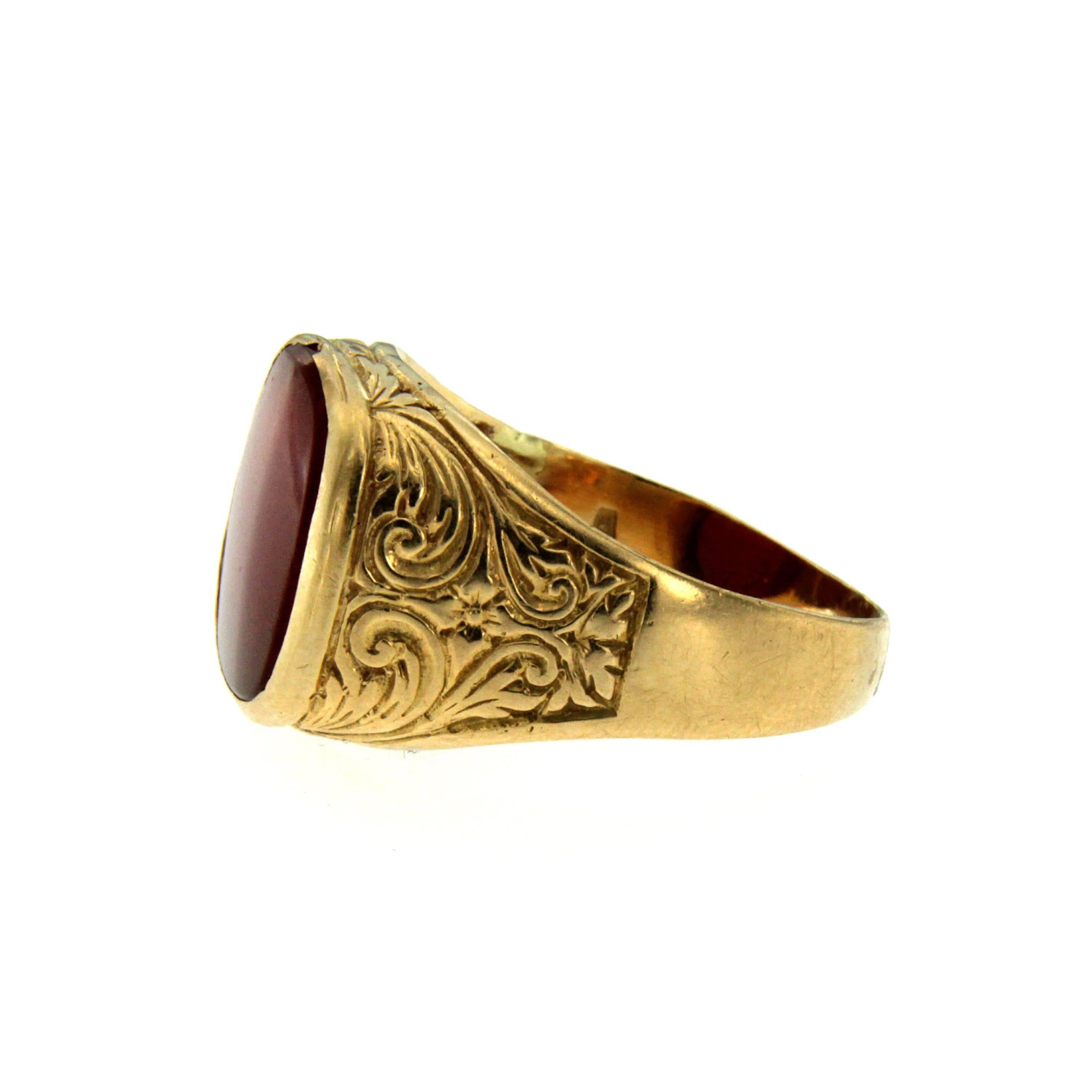 Antique Gold Carnelian Signet Ring In Excellent Condition In Napoli, Italy