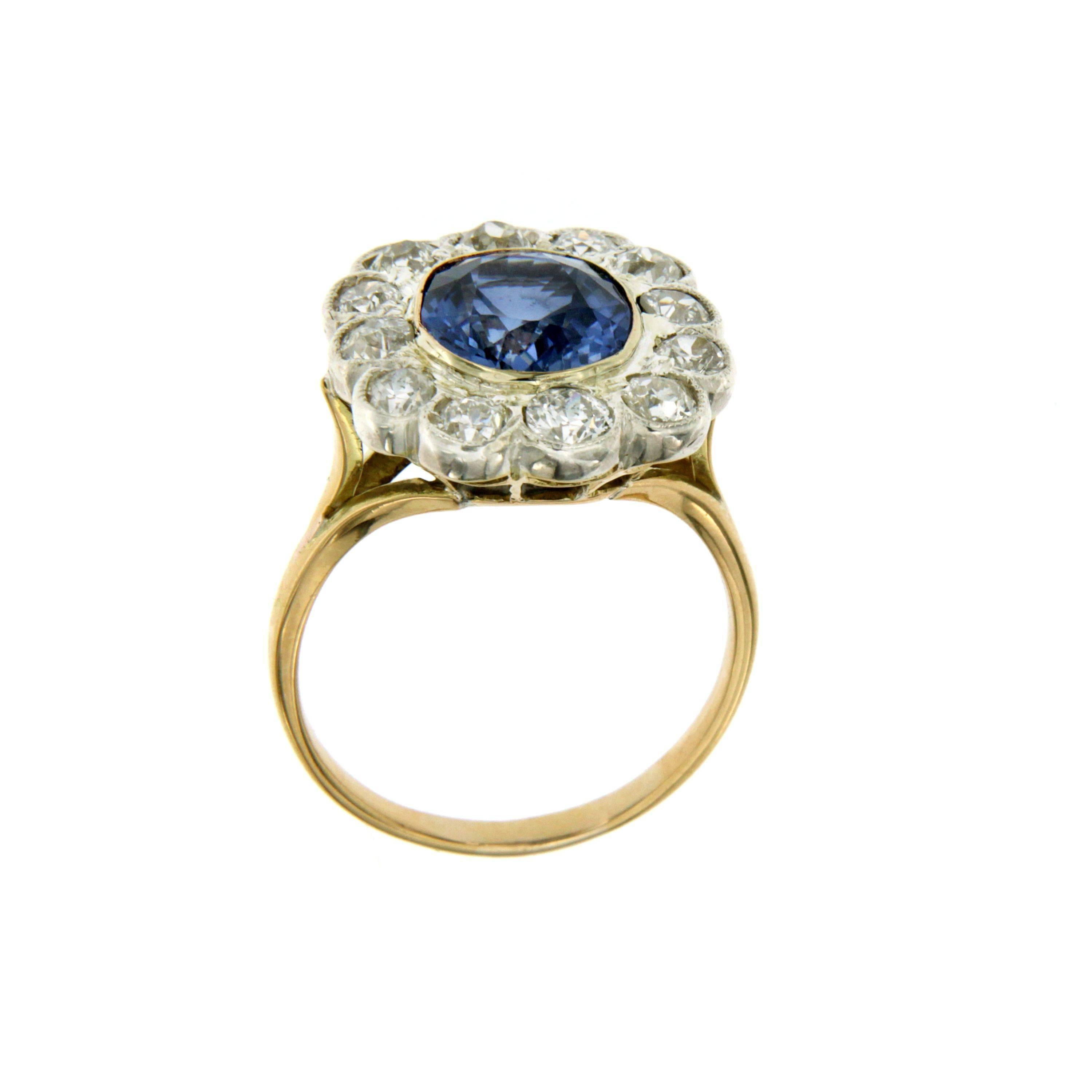Verneuil Diamond Gold Cluster Ring In Excellent Condition In Napoli, Italy