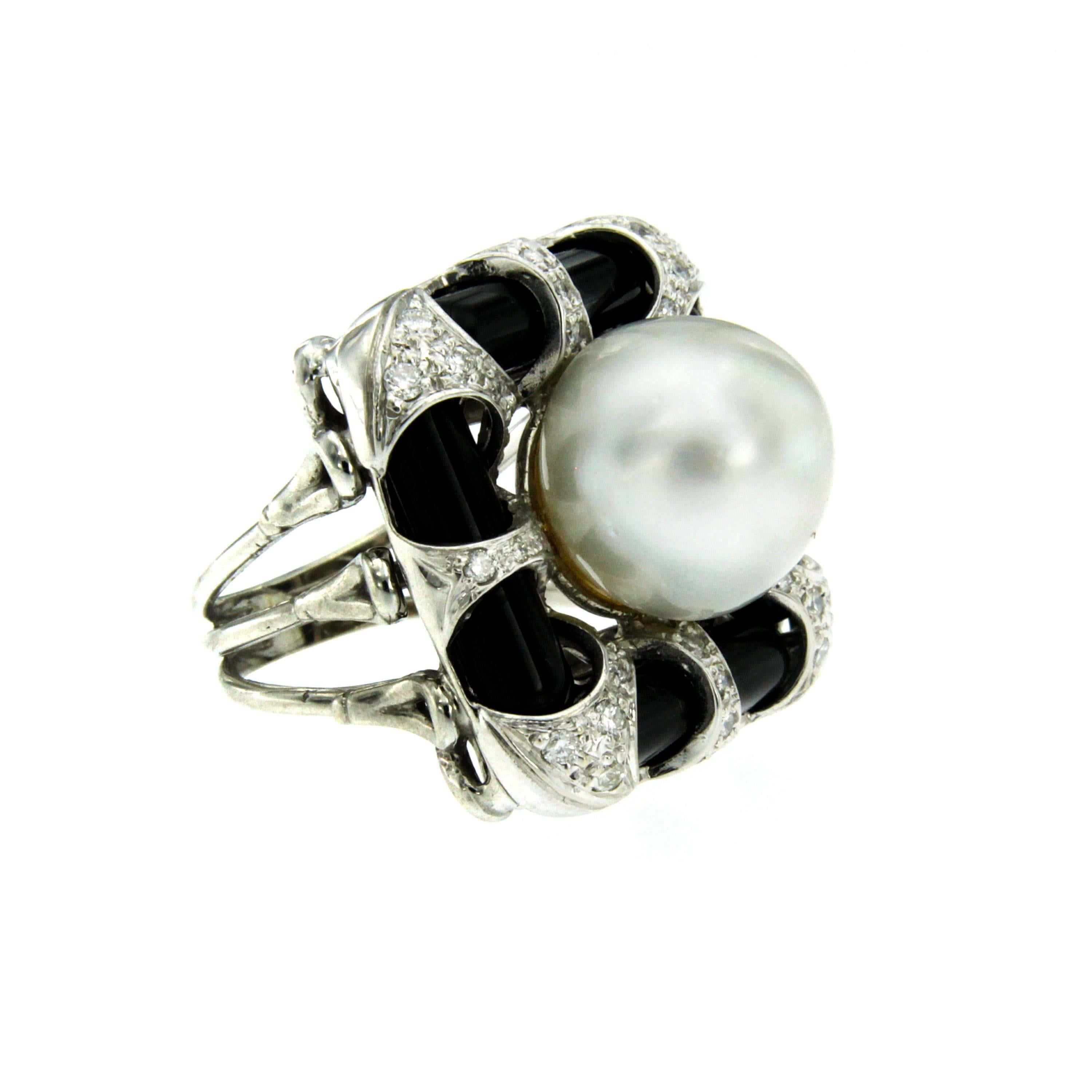 A magnificent 18k white Gold ring set with a South Sea Pearl 13mm, round brilliant cut diamonds 0.50 cts and black Onyx. Circa 1970

CONDITION: Pre-owned - Excellent 
METAL: 18k Gold 
GEM STONE: Diamonds - Onyx - Pearl
WEIGHT: 18.98 grams 
RING