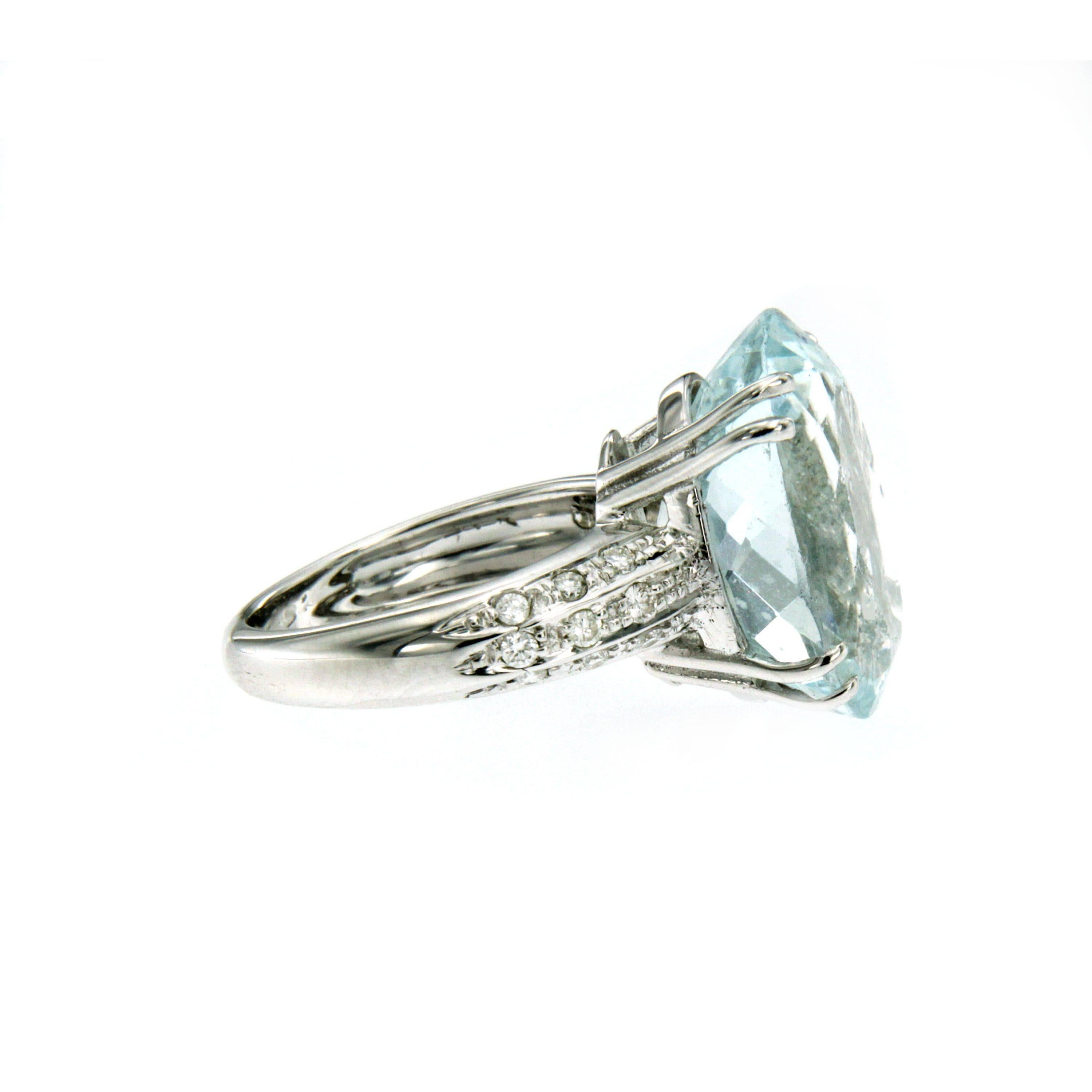 18k Gold Ring set with a natural Aquamarine weighing 5 ct and surrounded by 0.30 carat of round brilliant cut sparkling Diamonds graded G color IF clarity. Circa 1970

CONDITION: Pre-owned - Excellent 
METAL: 18k White Gold 
GEM STONE: Aquamarine 5