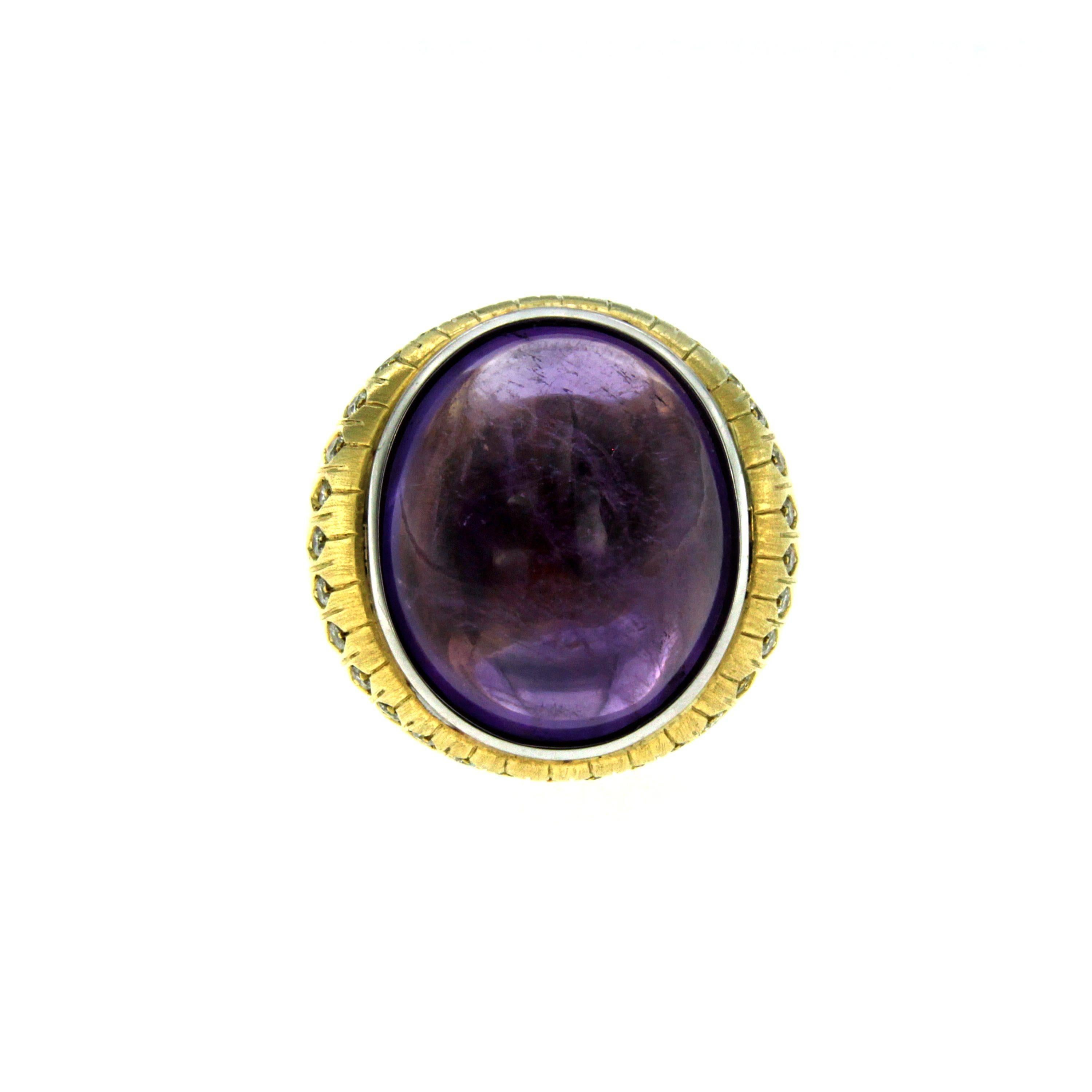 Beautuful unisex ring mounted in 18k yellow Gold, featururing engraved shoulders and a central natural and large Amethyst weighing 40 carats framed by 1 cts of diamonds. Hallmarked 816 Roma - Oregiani
Circa 1990

CONDITION: Pre Owned -