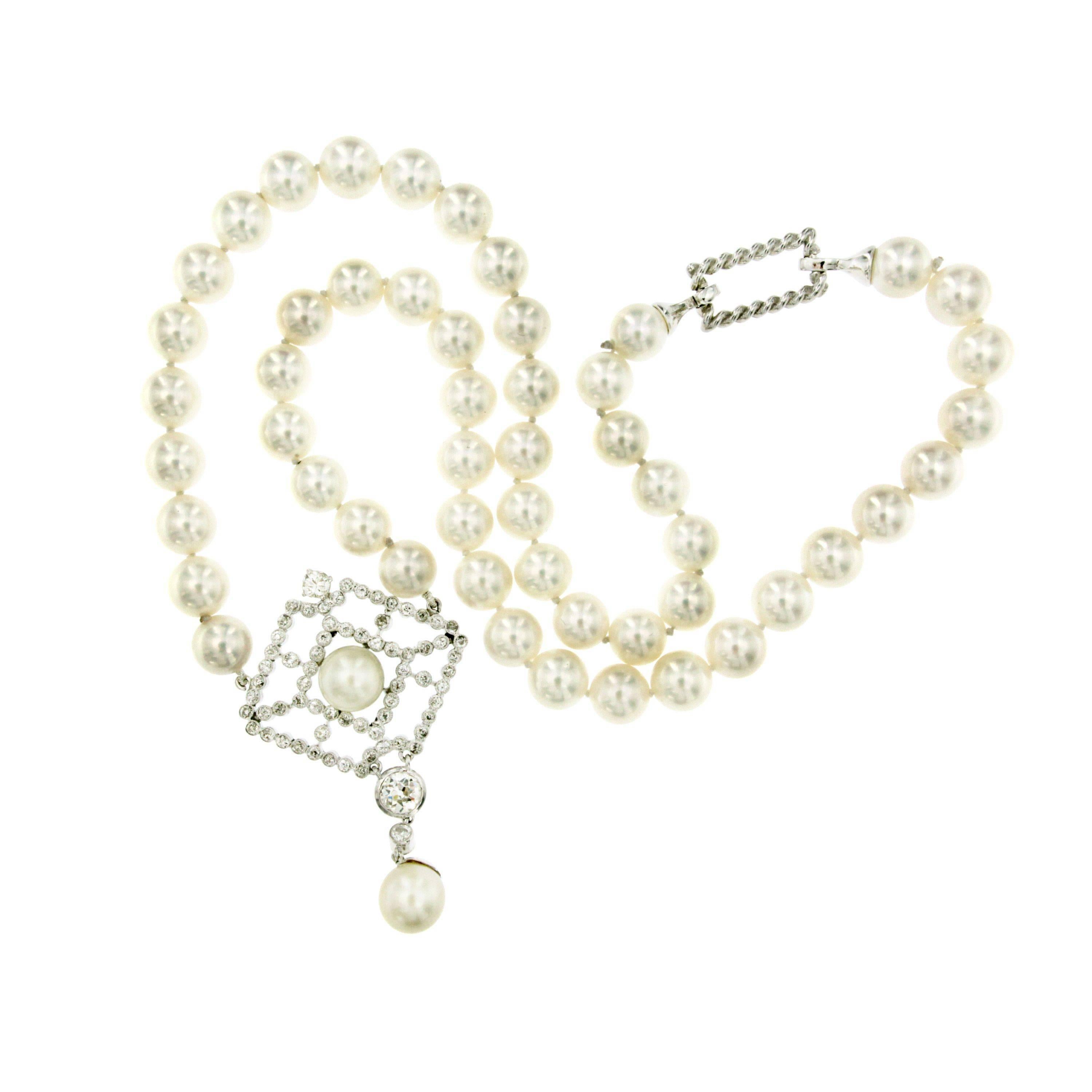 This elegant necklace consists of 3 carats of old mine cut diamonds and 54 Japanese cultured pearls measuring approx. 7 mm-9 mm . It is set in 18 karat white gold. Circa 1930

CONDITION: Pre-owned - Excellent
METAL: 18k gold
GEM STONE: Diamond 3
