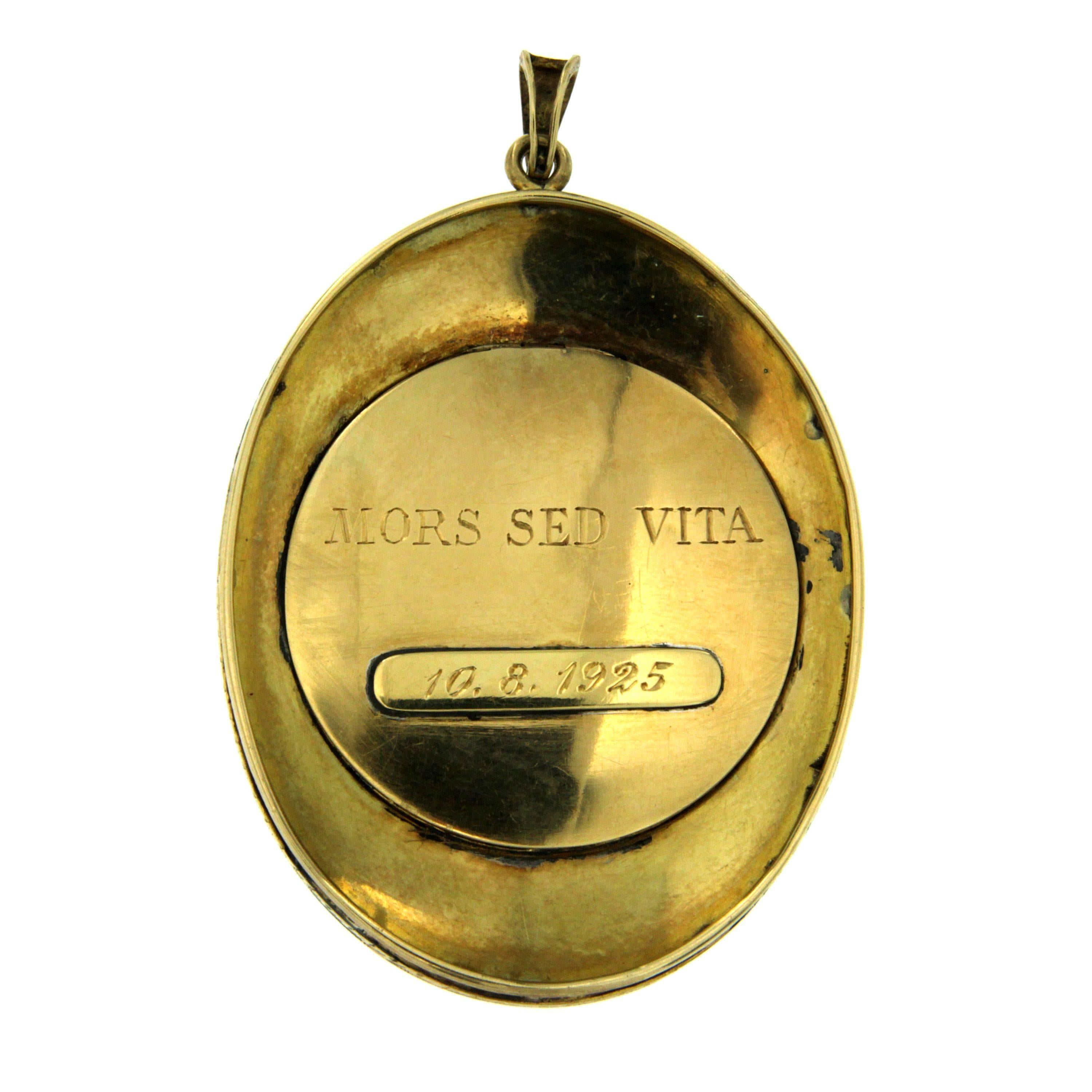 1900s Enamel Gold Locket Pendant In Good Condition In Napoli, Italy