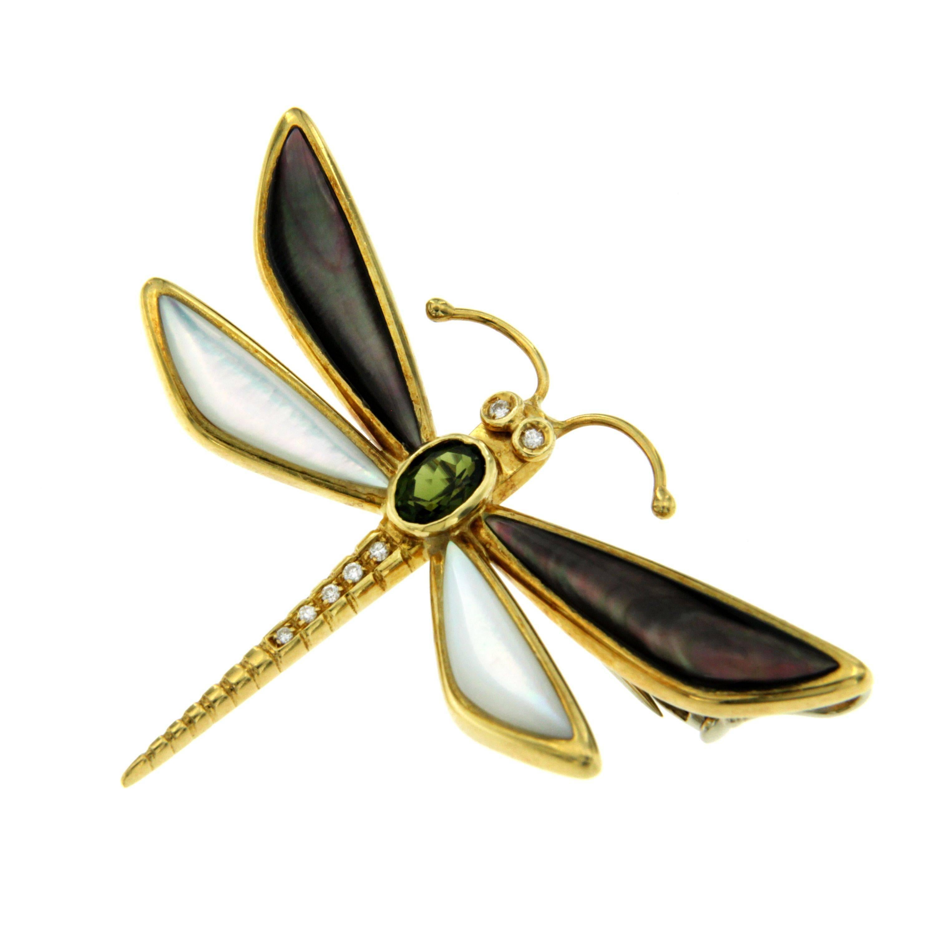 A beautiful Italian jewel in 18k Yellow Gold consisting of mother-of-pearl, 0.30 cts of round brilliant cut diamonds and a Peridot forming the body of a colourful butterfly, this piece is suitable both as brooch or as pendant.
Dating circa 1990