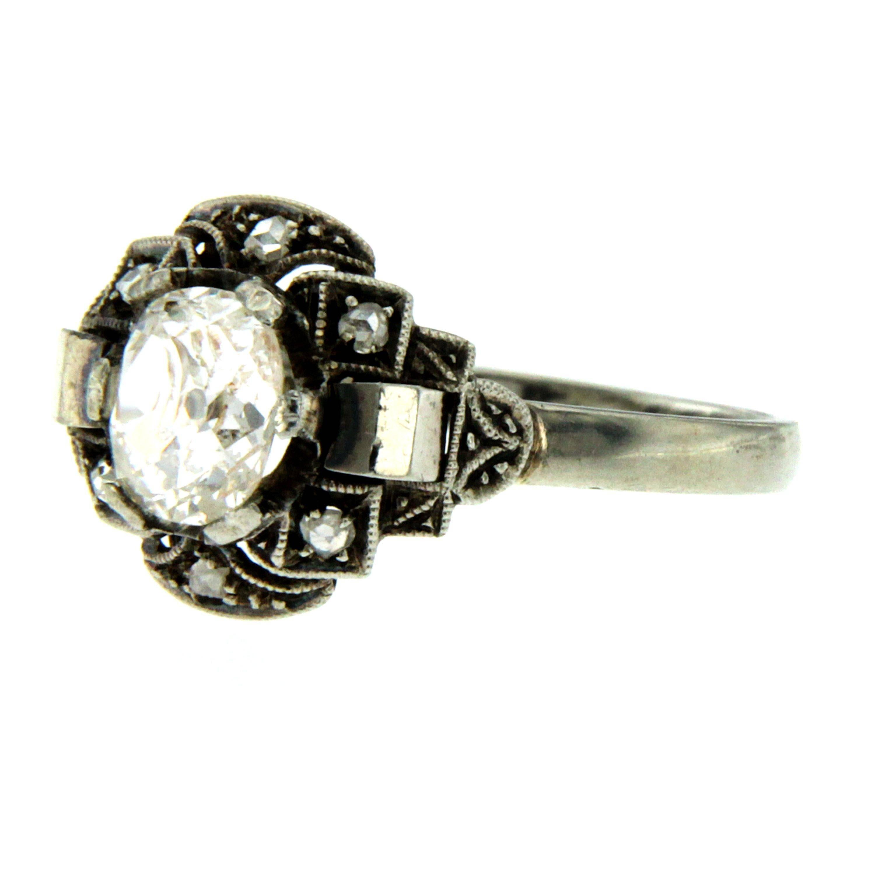 Beautiful engagement ring from Art Deco period, in excellent condition set with an Old mine cut Diamond weighing 0.80 cts H/I color VS clarity and surrounded by 0,20 rose cut diamonds. Circa 1930

CONDITION: Pre-owned - Excellent 
METAL: 18k