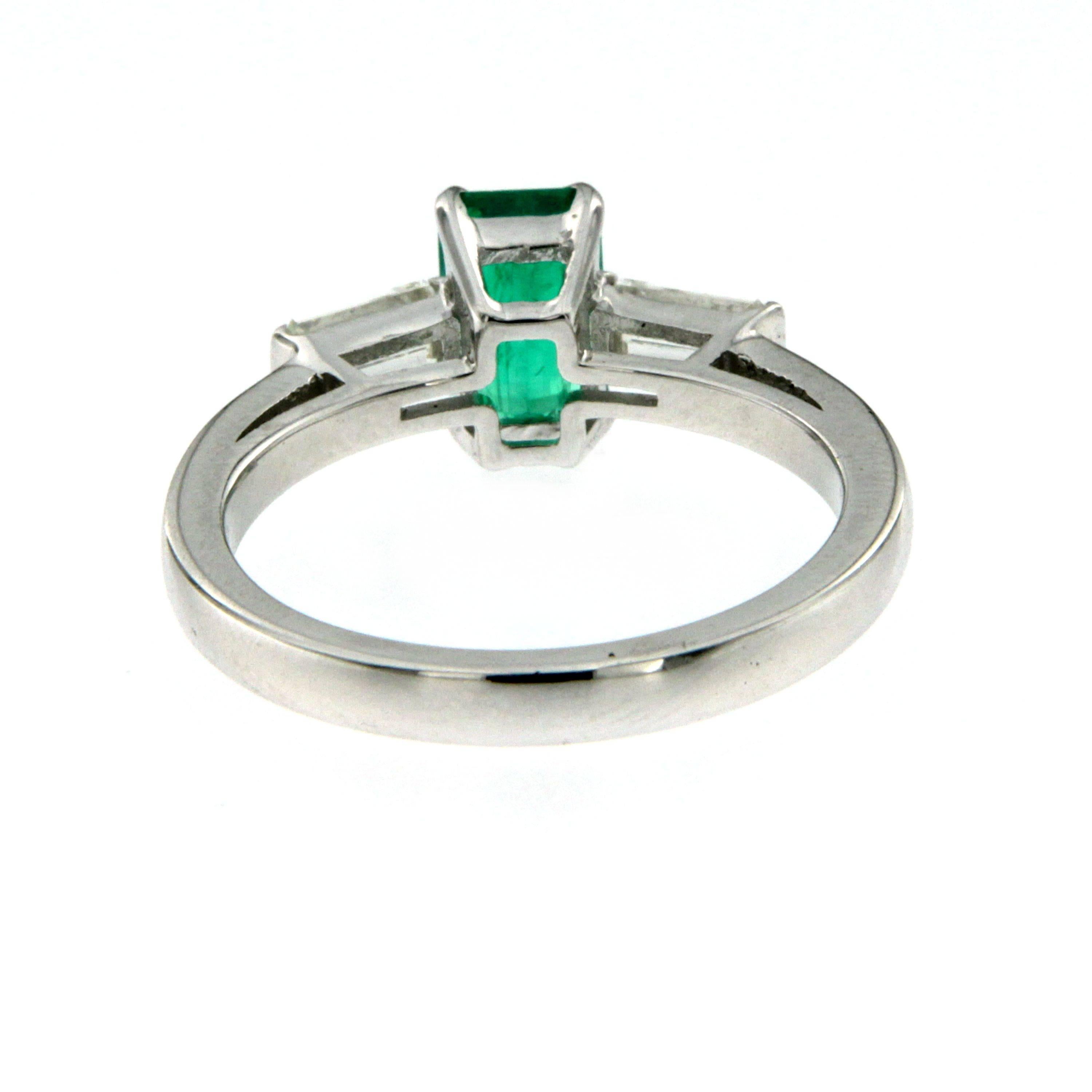Columbian Emerald Diamond Gold Ring In New Condition In Napoli, Italy
