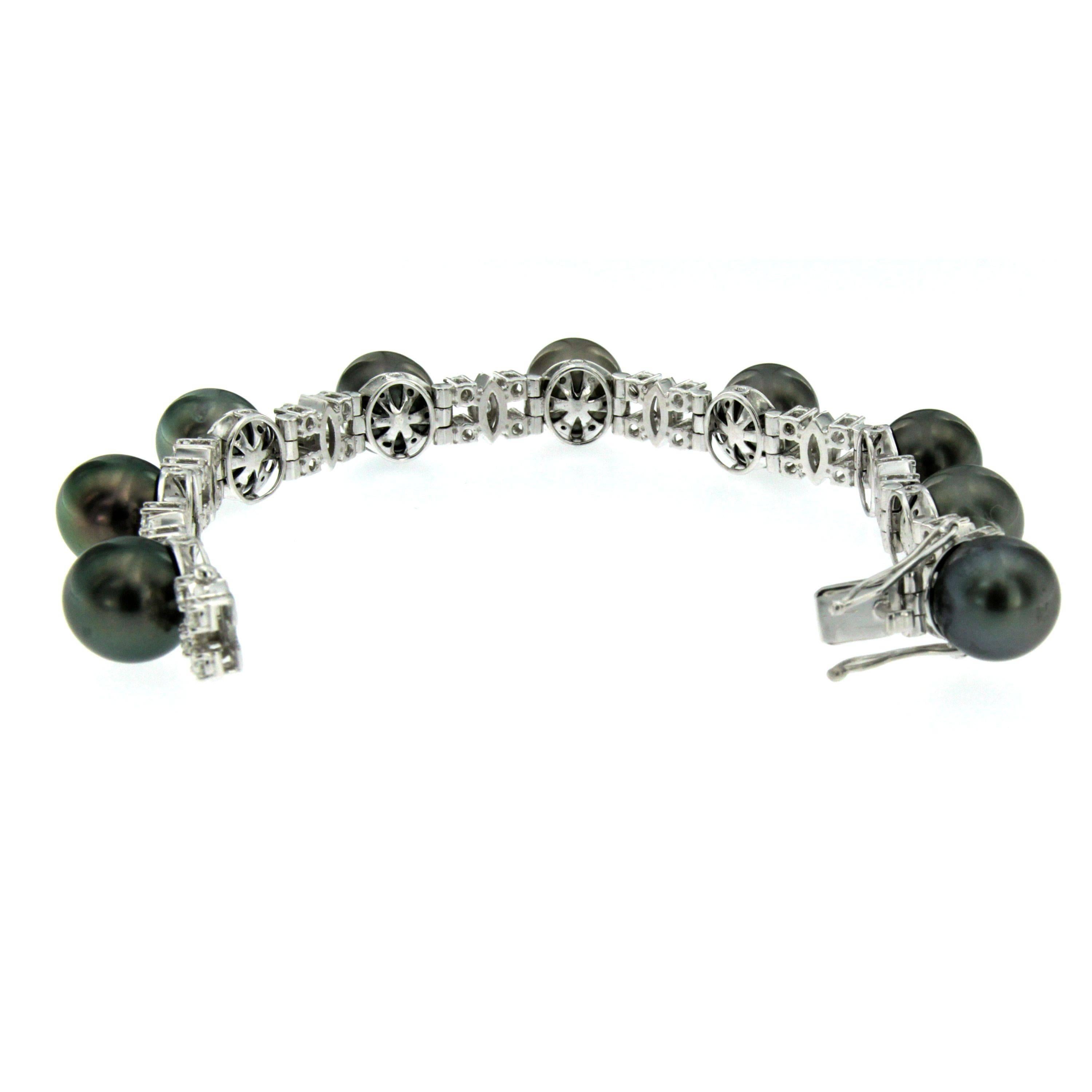 1980s Tahitian Saltwater Dyed Pearl and Diamond Gold Bracelet In Excellent Condition For Sale In Napoli, NA