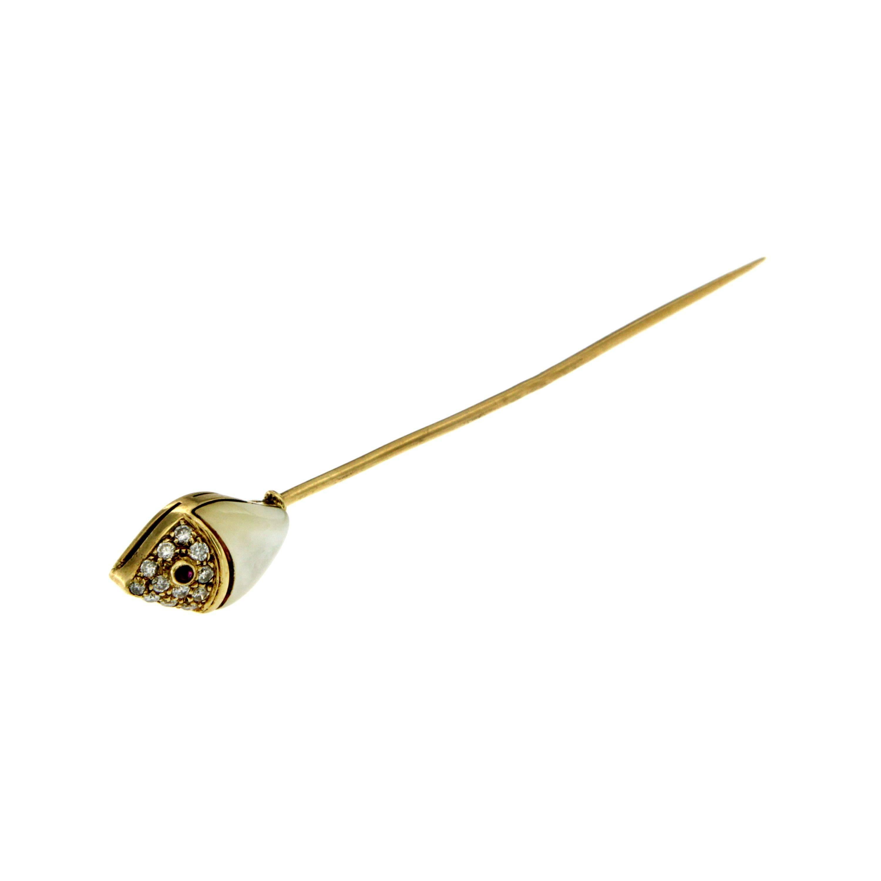 A Bulgari stickpin in 18k Yellow Gold consisting of mother-of-pearl, 0.30 cts of round brilliant cut diamonds and a red ruby for an eye forming the body of a small fish, this fantastic piece is part of Bulgari's Naturalia Fish Collection.
A truly