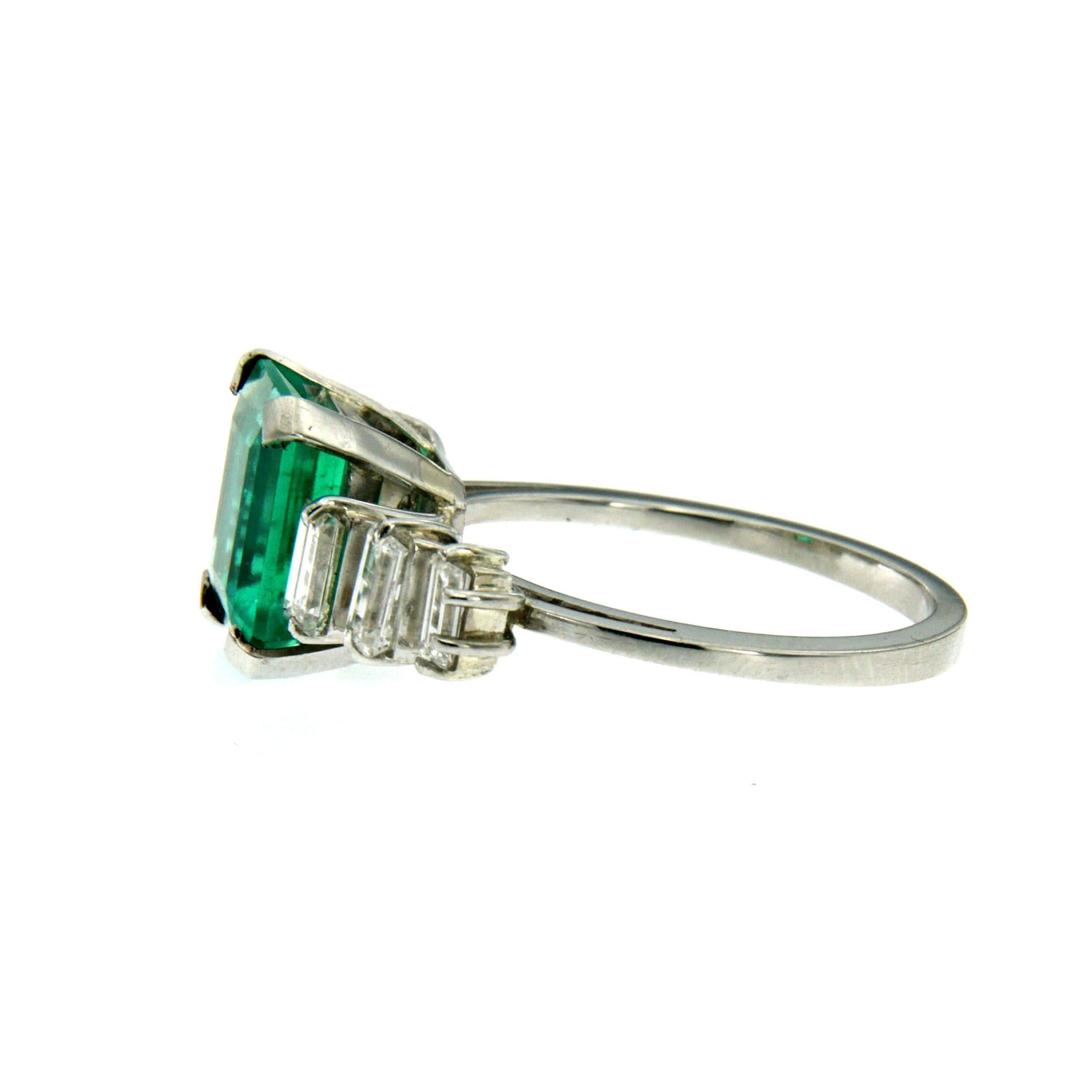 Art Deco Certified 3.25 Carat Colombian Emerald Diamond Platinum Ring In Excellent Condition In Napoli, Italy