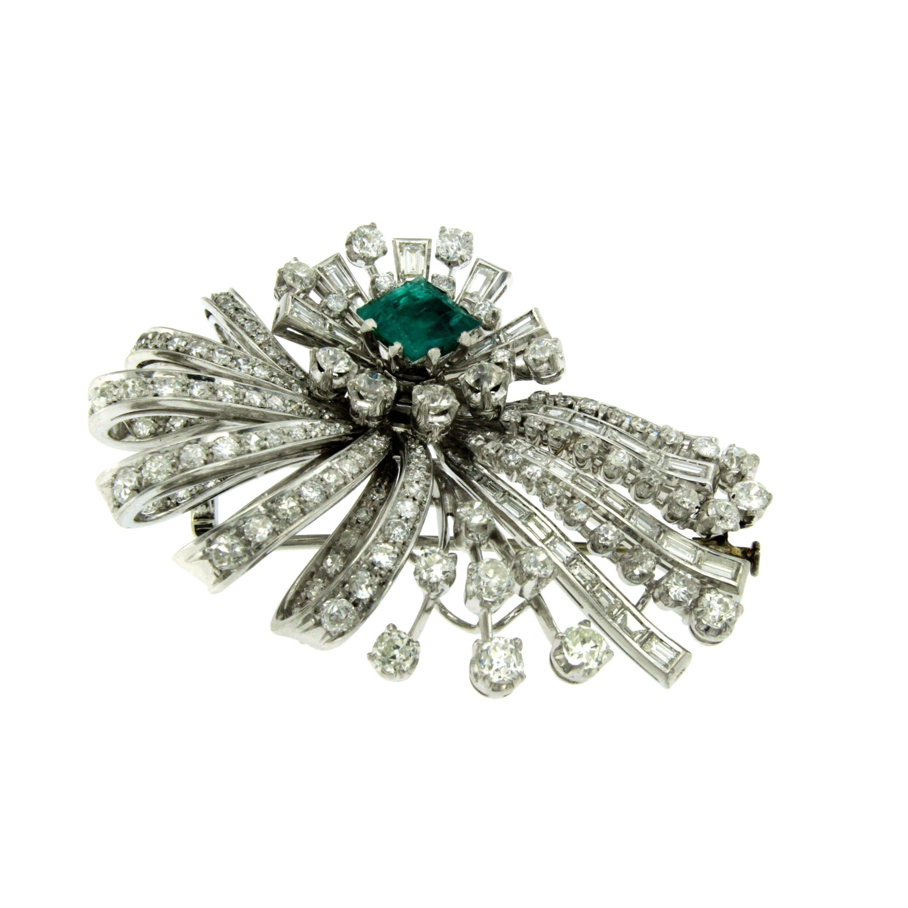 Art Deco 3.25 Carat Colombian Emerald 10 Carat Diamond Platinum Flower Brooch In Excellent Condition In Napoli, Italy