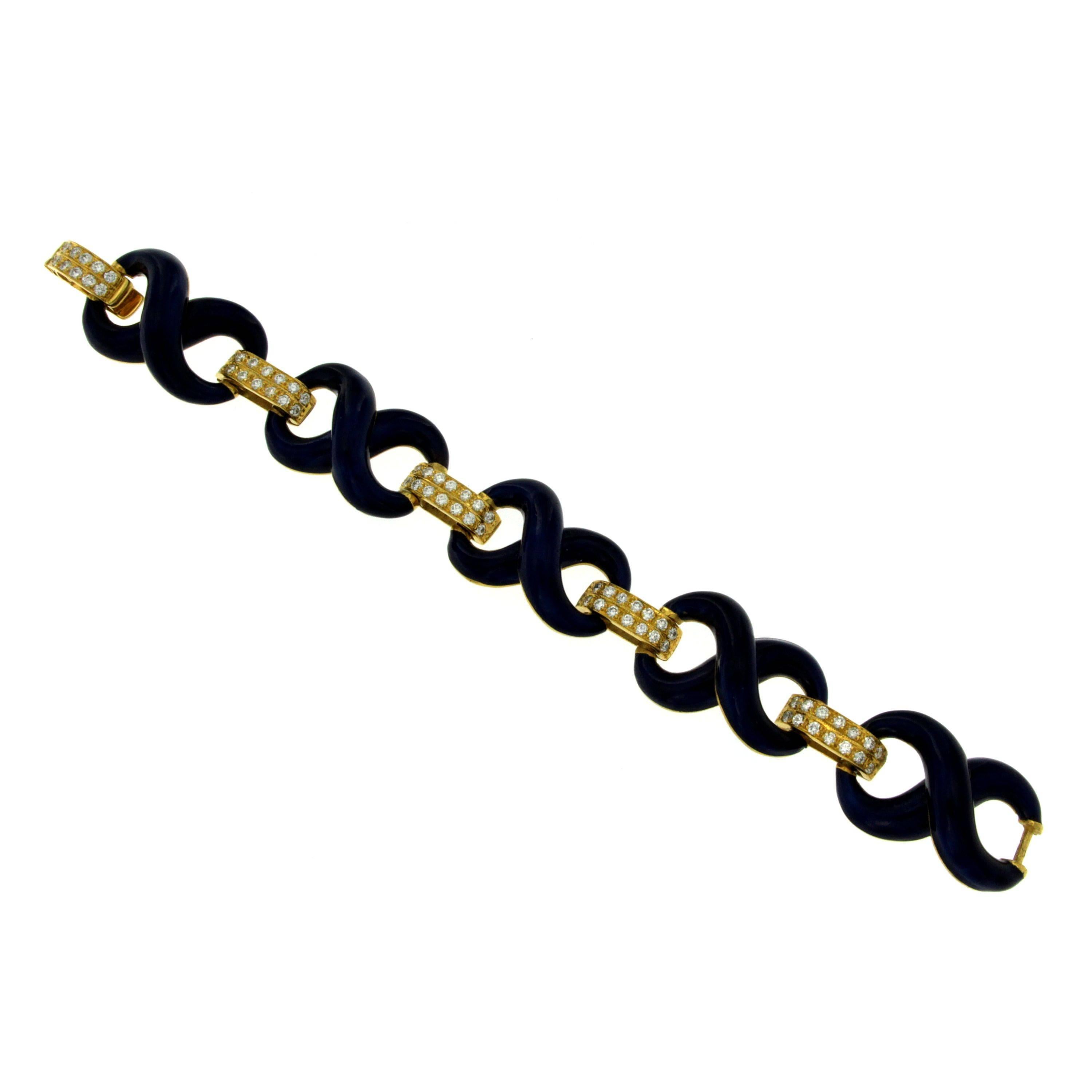 Unusual blue enamel link bracelet in 18k yellow gold, set with 1.50 carats of sparkling round brilliant cut Diamonds, graded G color Vvs clarity. Safety lock secure
Made in Italy, Valenza, hallmarked. Circa 1960

CONDITION: Pre-owned - Excellent