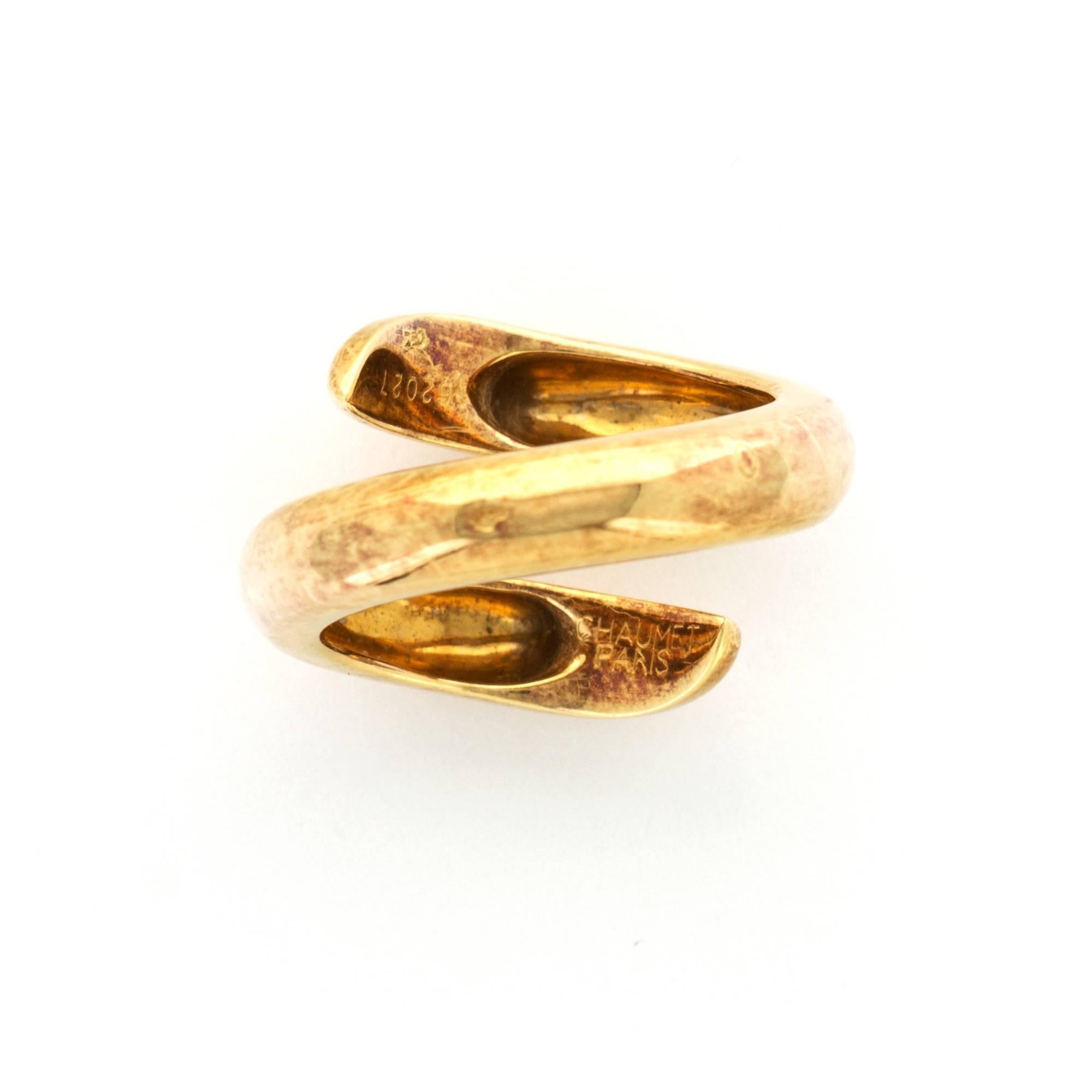 Chaumet Paris 18 Karat Yellow Gold Snake-Design Ring In Excellent Condition For Sale In Beverly Hills, CA