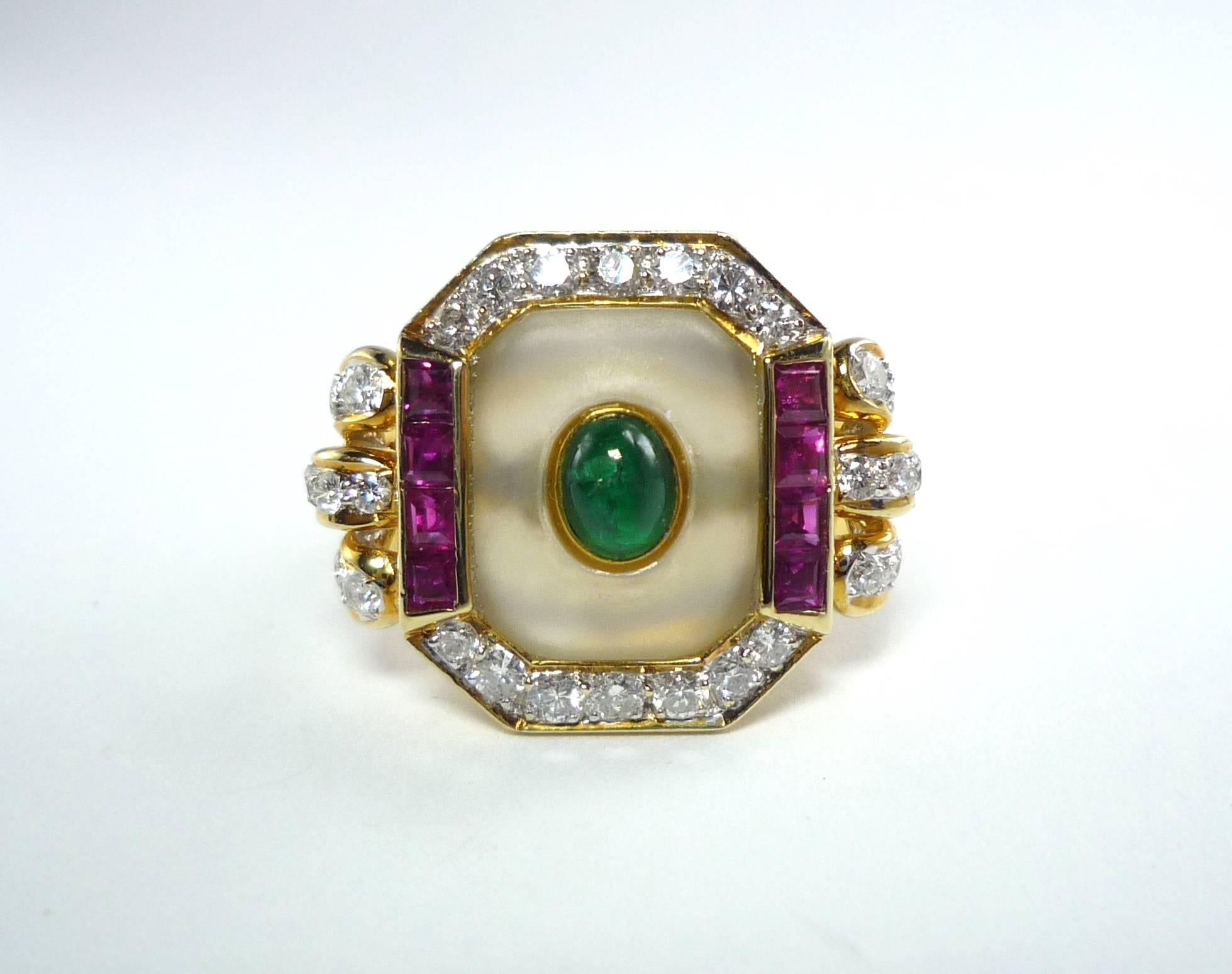 The Emerald Cabochon is surrounded by a mattered Rock Crystal, 
8 Rubys and 28 Diamonds, approx. 0.50 ct., 

Ringsize US 6,5, EU 54
