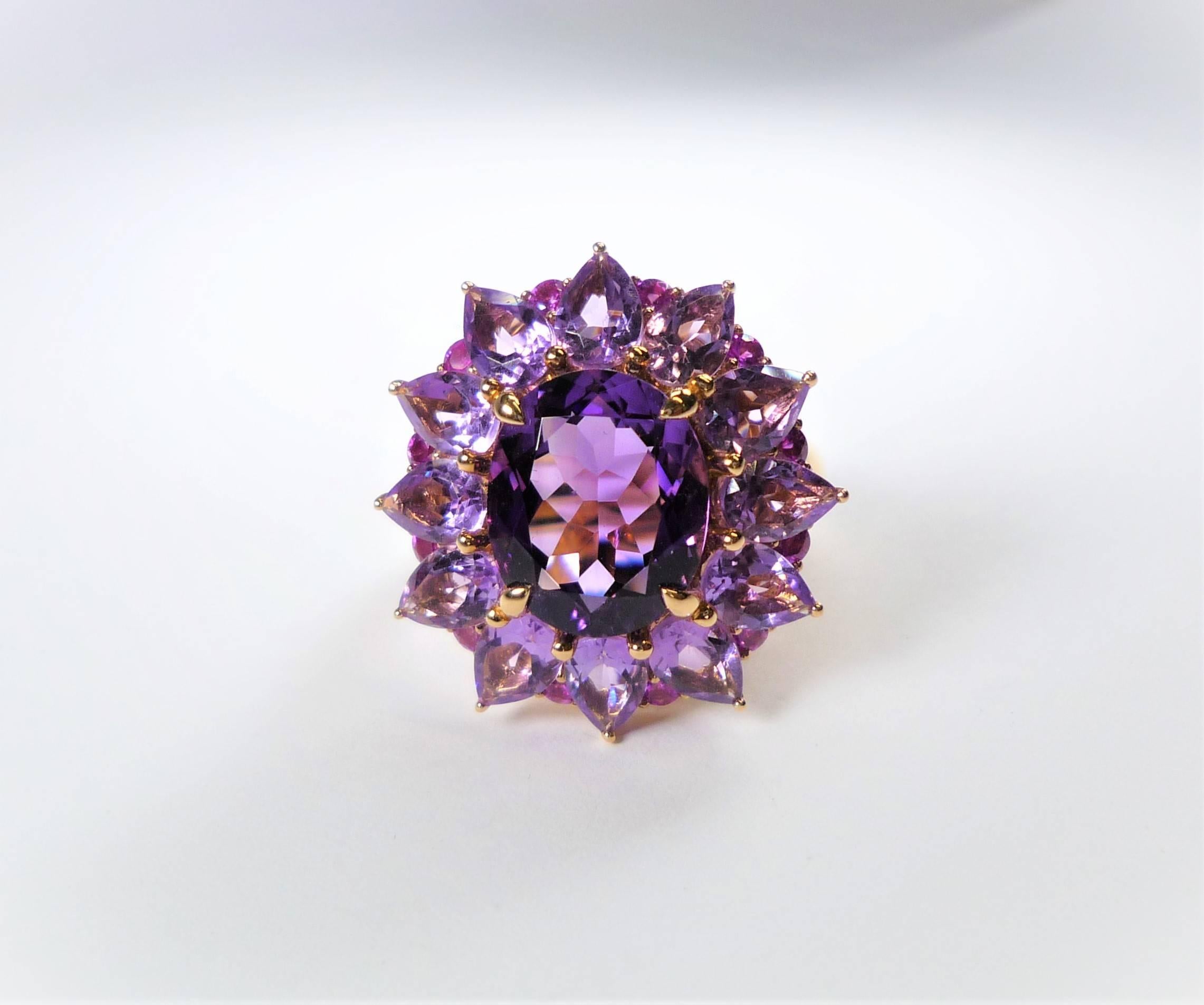 Handmade Cocktail Ring with 1 Amethyst, 4 ct., surrounded by
12 Amethyst-Tears and 12 Pink Sapphires, 18 kt. Redgold