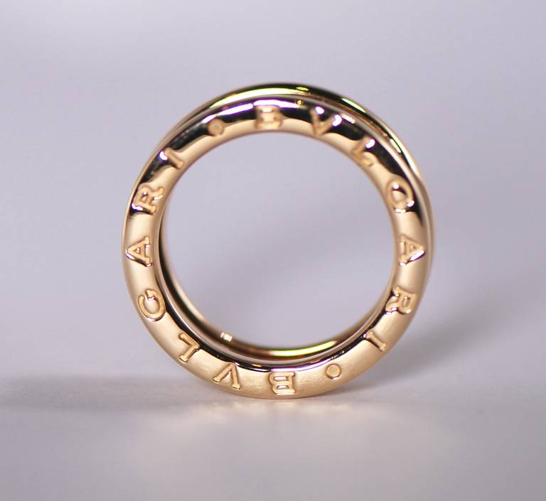 Bulgari B Zero band crafted in 750/ Yellowgold,
stamped BVLGARI 49
US Size 4 3/4, European Size 49
Not sizeable.